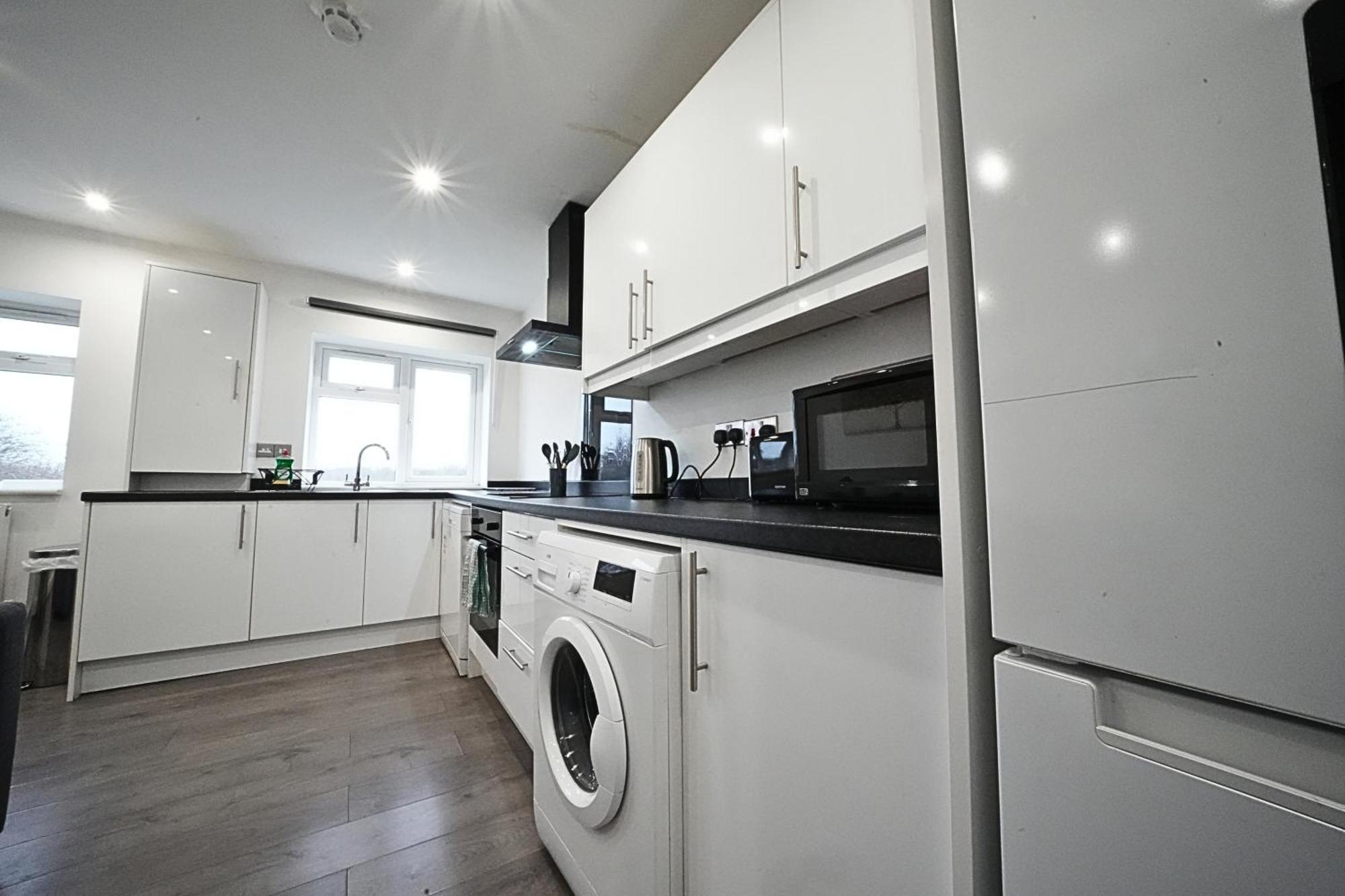 Hatton Heathrow Airport- Free Parking-free Underground To And From Heathrow Airport Hatton Cross Picture-see Fast Hatton Cross To 30min Apartment