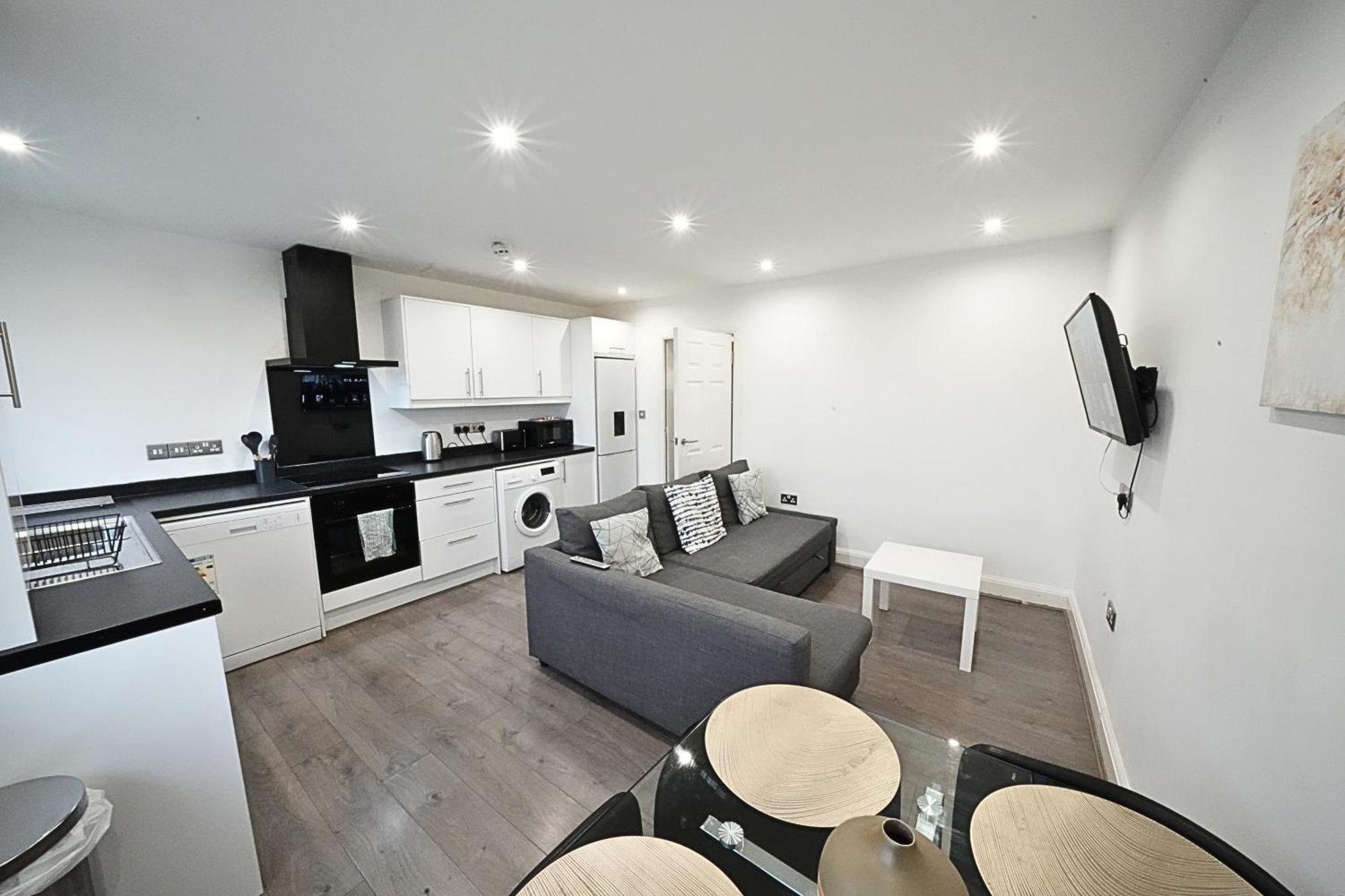 Hatton Heathrow Airport- Free Parking-free Underground To And From Heathrow Airport Hatton Cross Picture-see Fast Hatton Cross To 30min Apartment