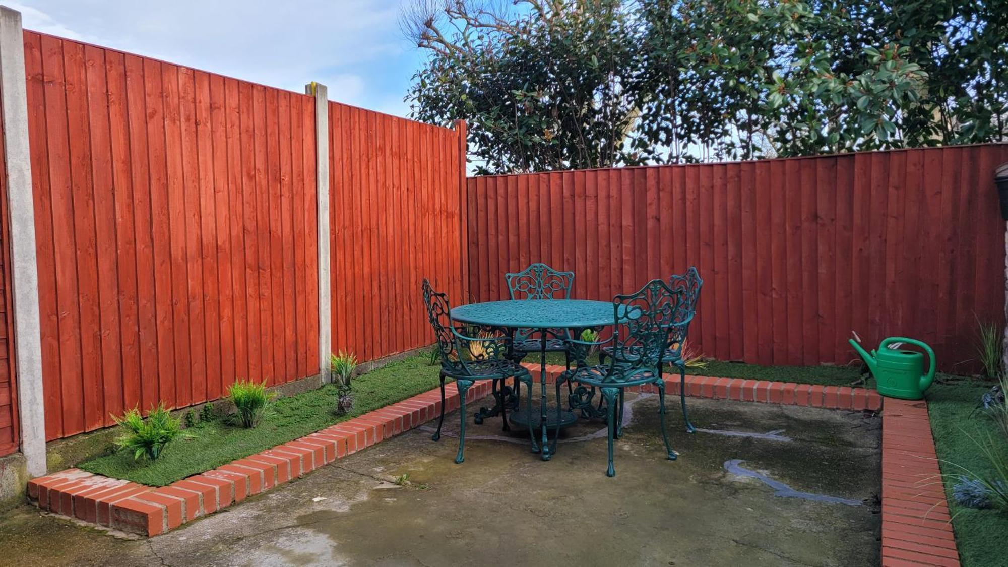 Two Bedroom Flat Near Transport & Shops