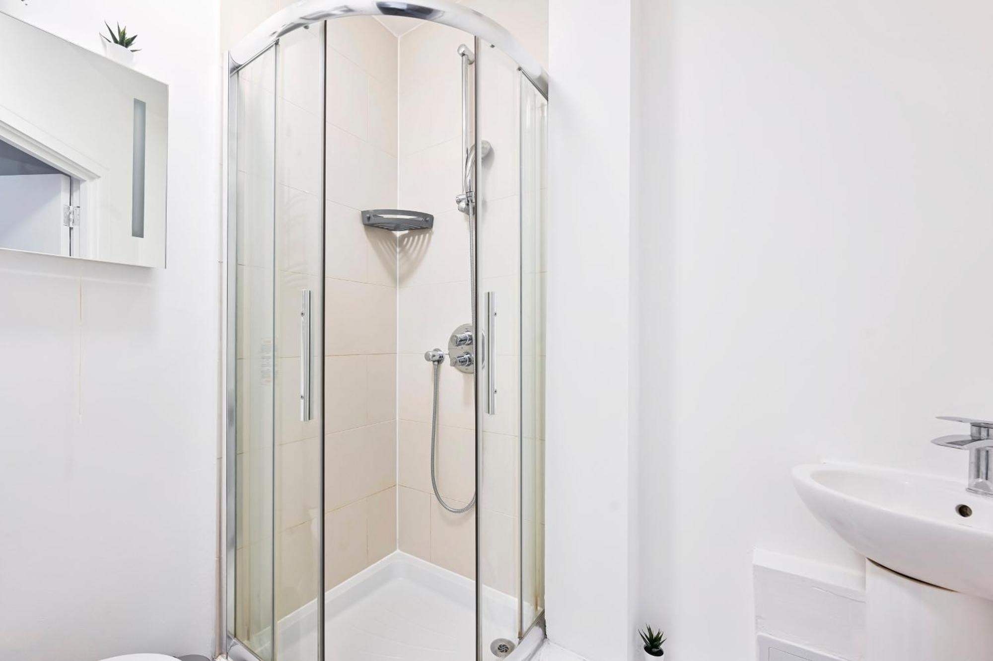 Lovely 2 Bed Tower Bridge Sleeps 6
