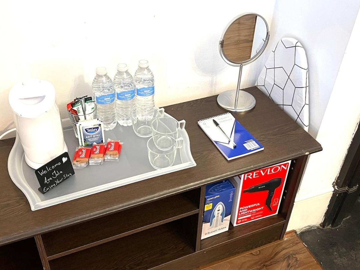 Sleeps 7 The Red Door House Apartment London