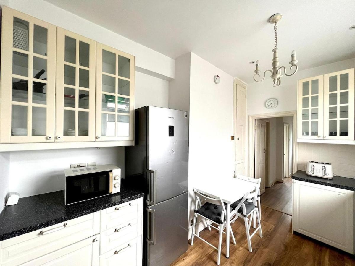 Sleeps 7 The Red Door House Apartment