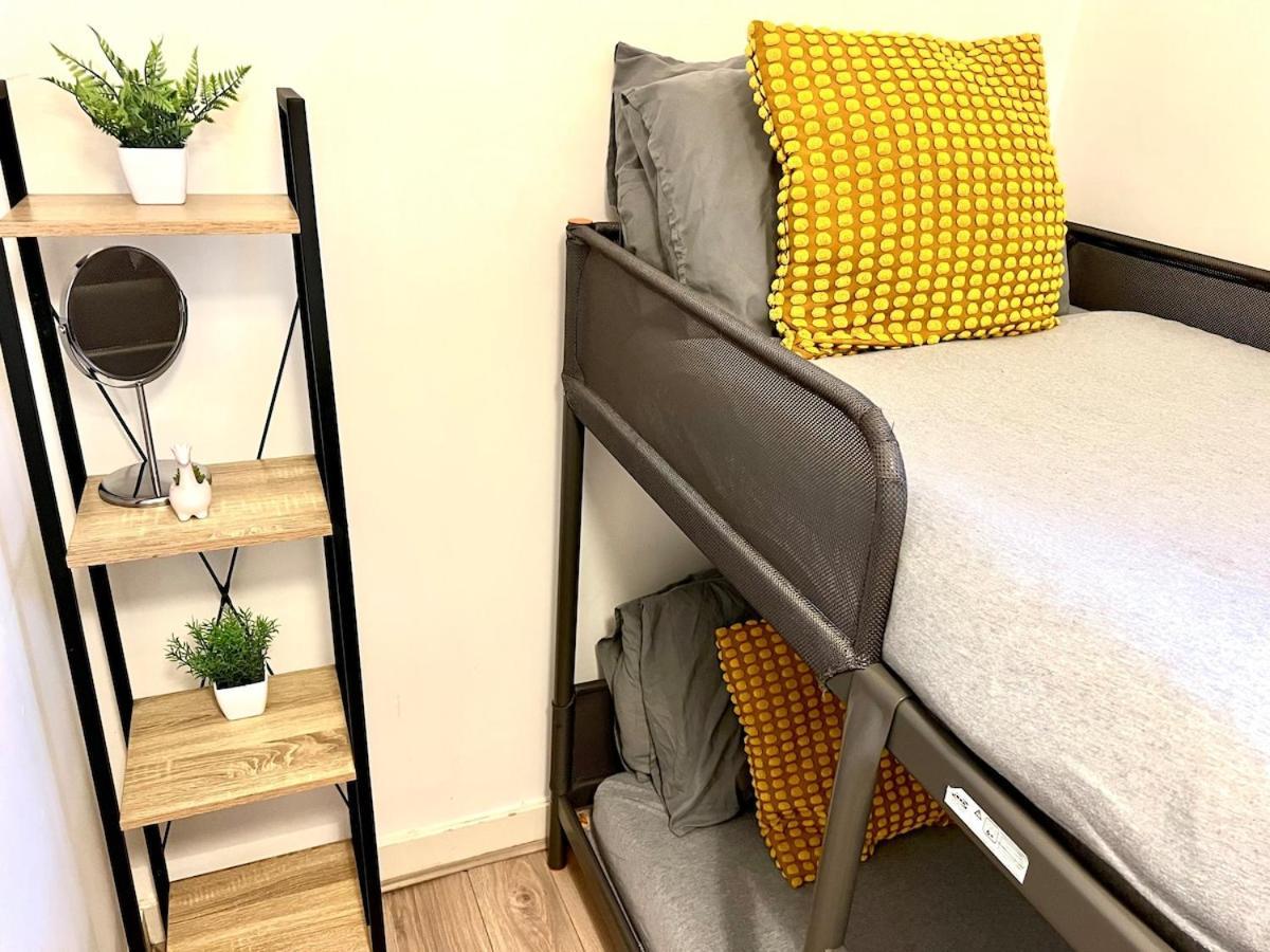 Sleeps 7 The Red Door House London