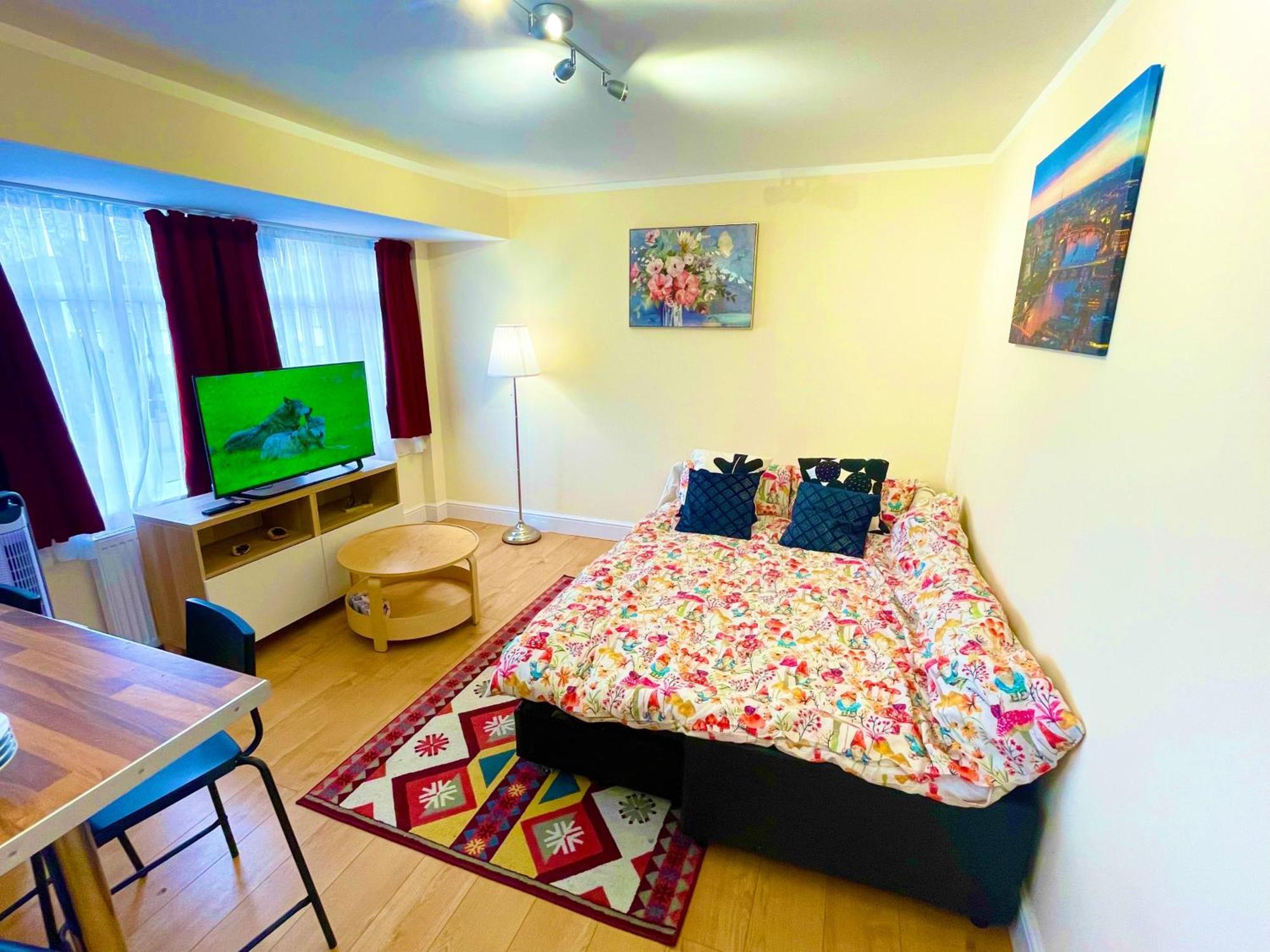 1bf-sleeps4-freeparking-pets-wifi- Apartment London