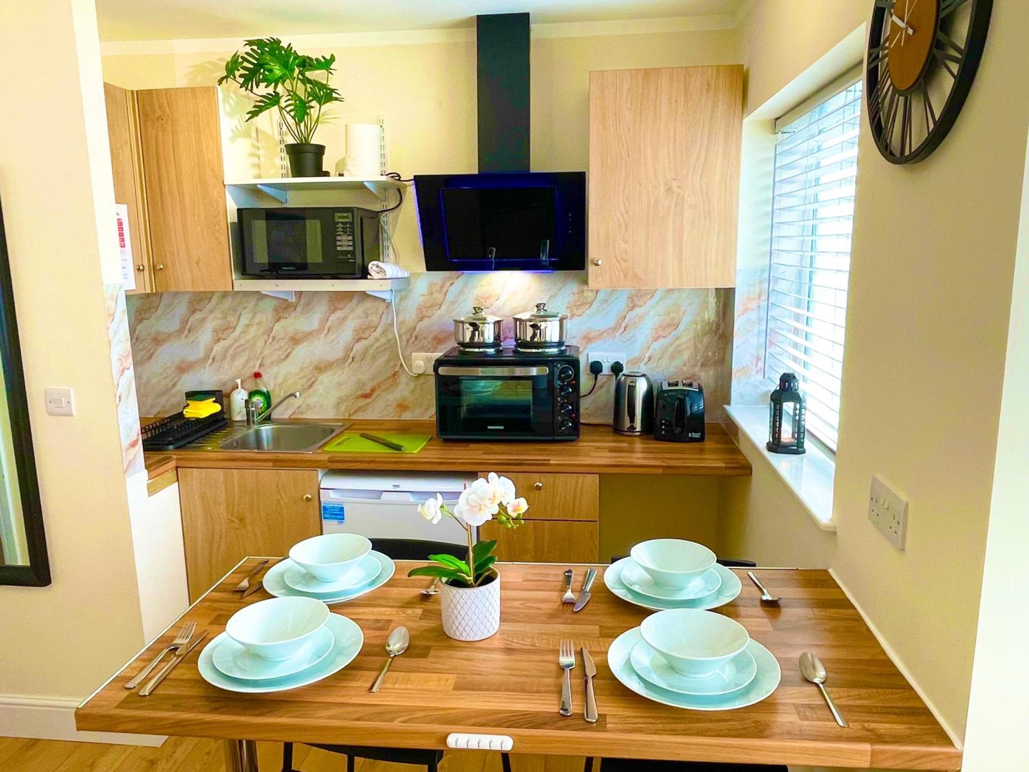 1bf-sleeps4-freeparking-pets-wifi- Apartment *