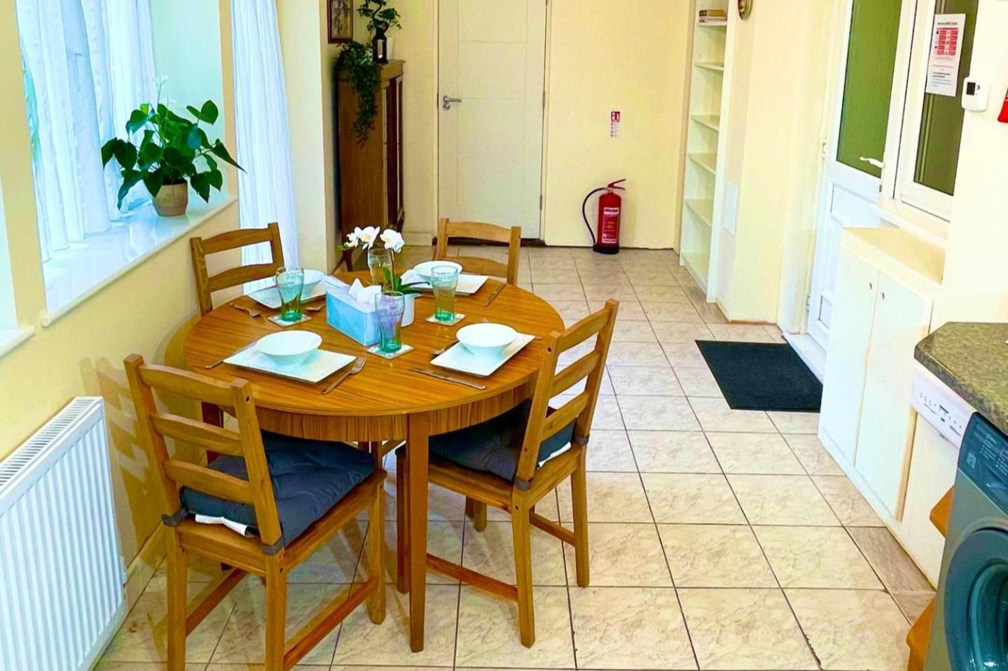 1bf-sleeps4-freeparking-pets-wifi- Apartment London