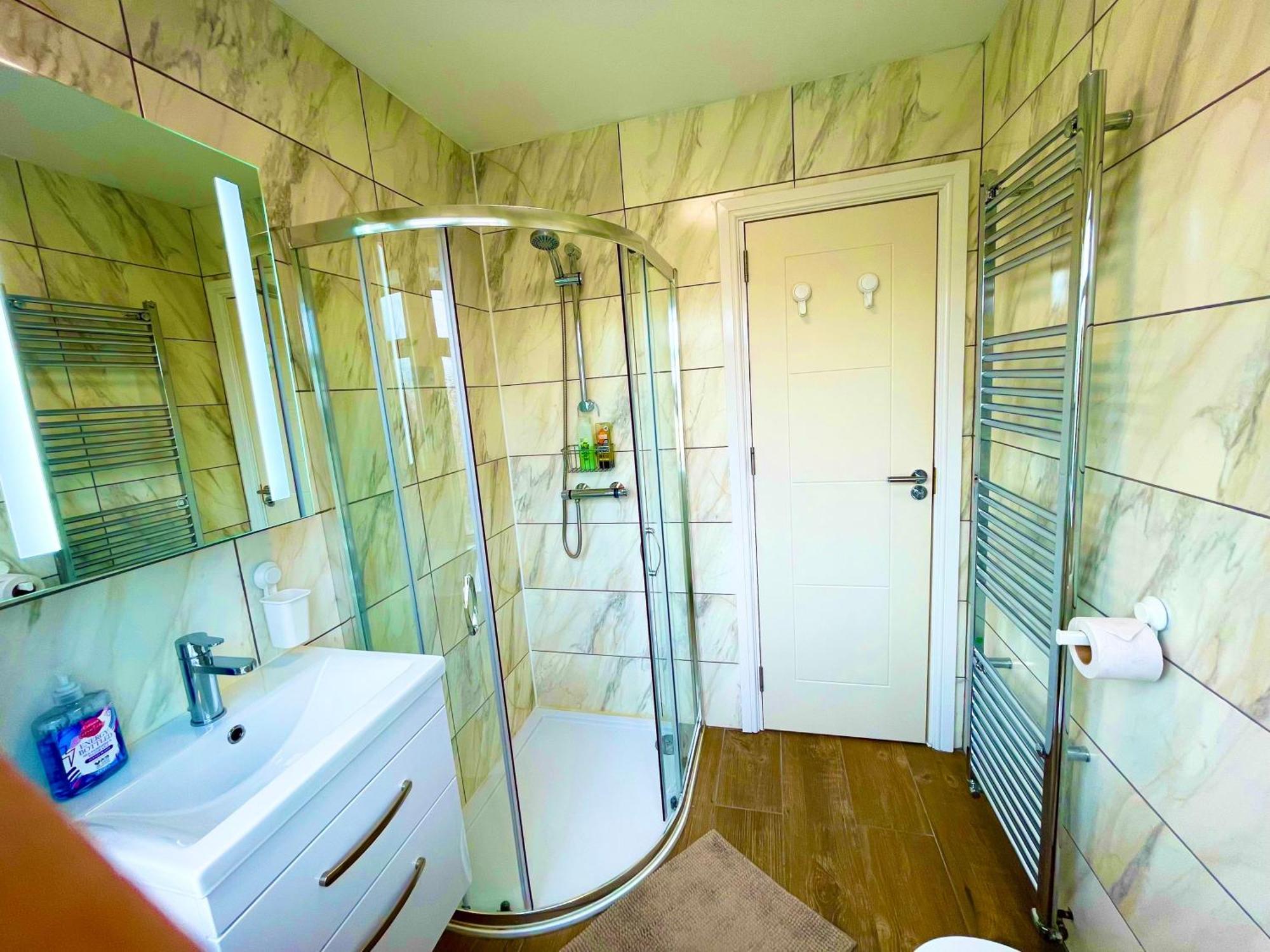 1bf-sleeps4-freeparking-pets-wifi- Apartment
