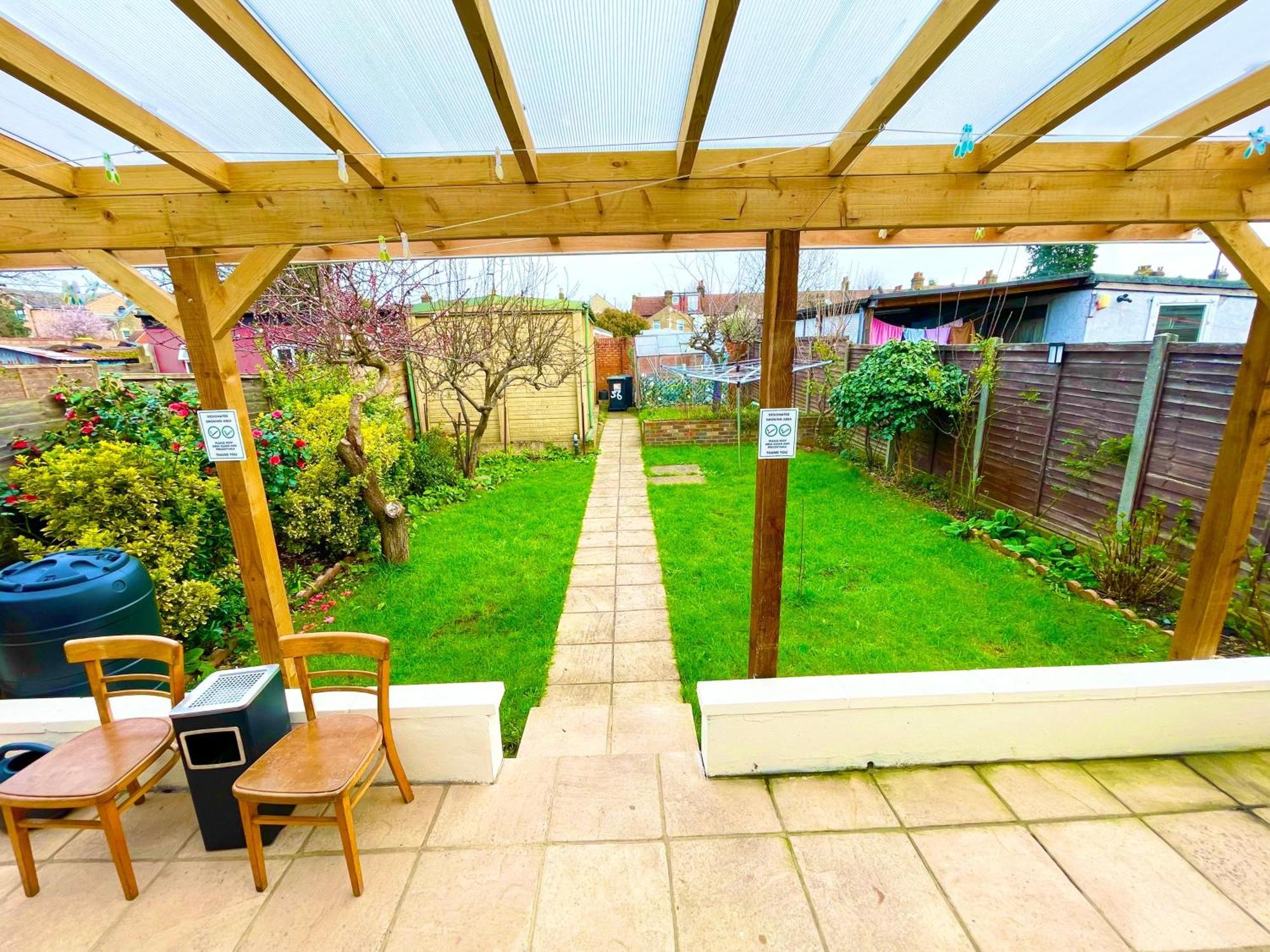 1bf-sleeps4-freeparking-pets-wifi- Apartment London