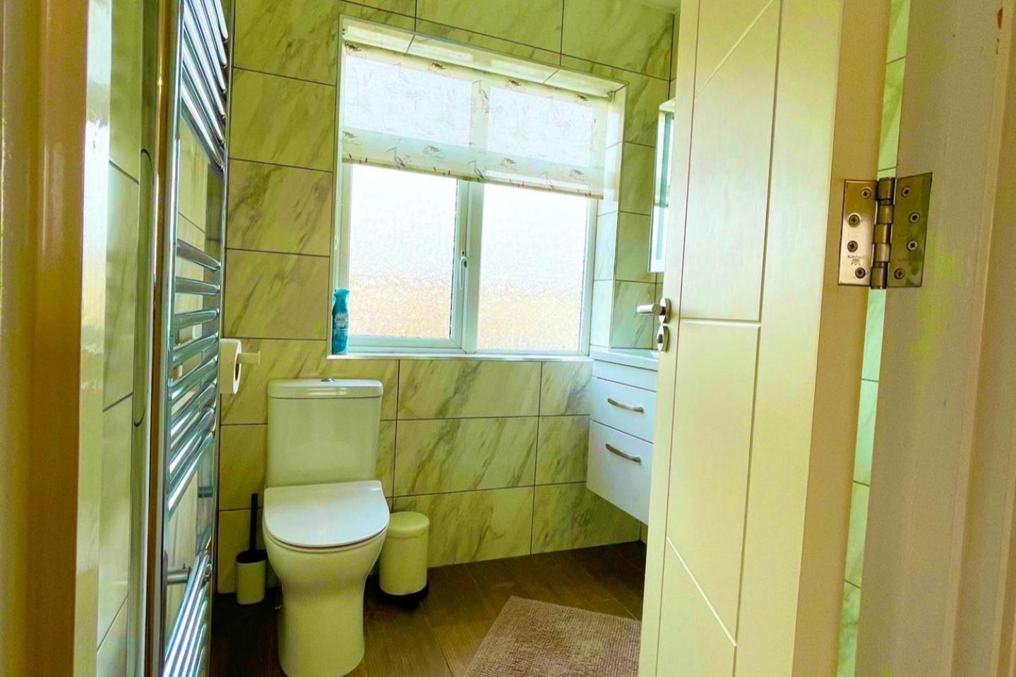 1bf-sleeps4-freeparking-pets-wifi- Apartment