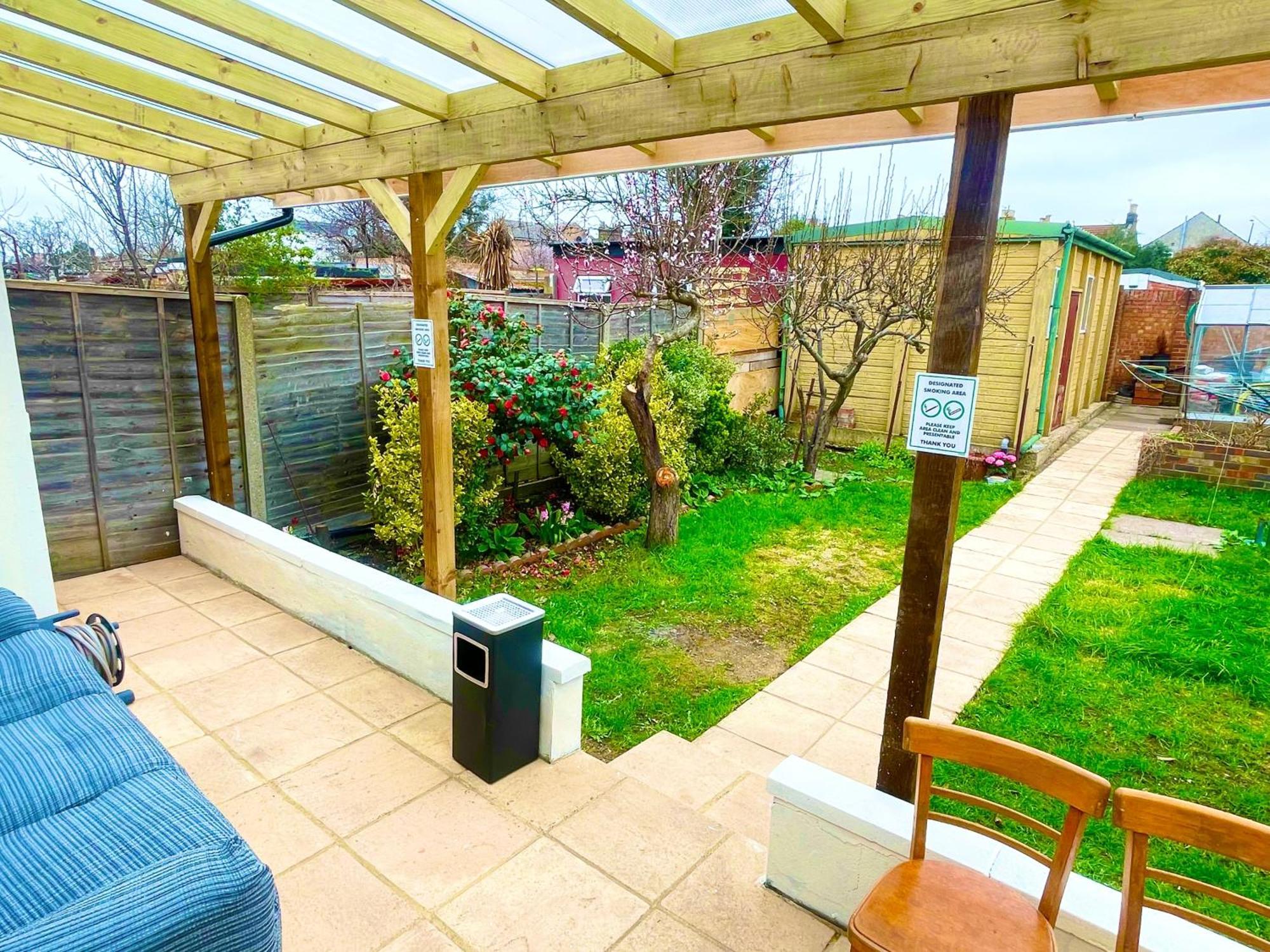 1bf-sleeps4-freeparking-pets-wifi- Apartment