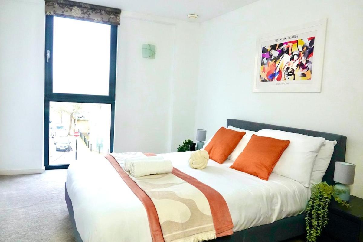 Elegant 2 Bed Flat In East *