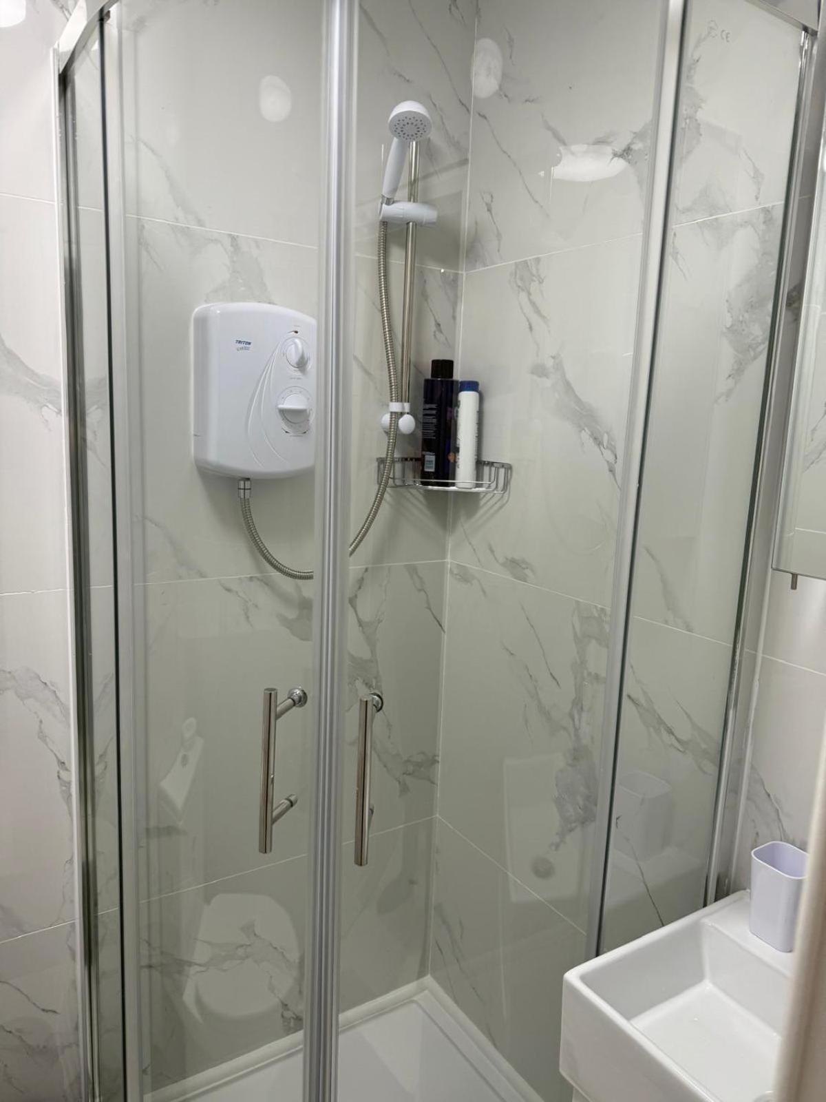 Luxury In Victoria, 7 Minutes Walk To Victoria Station, 4 Habitación en casa particular Londres