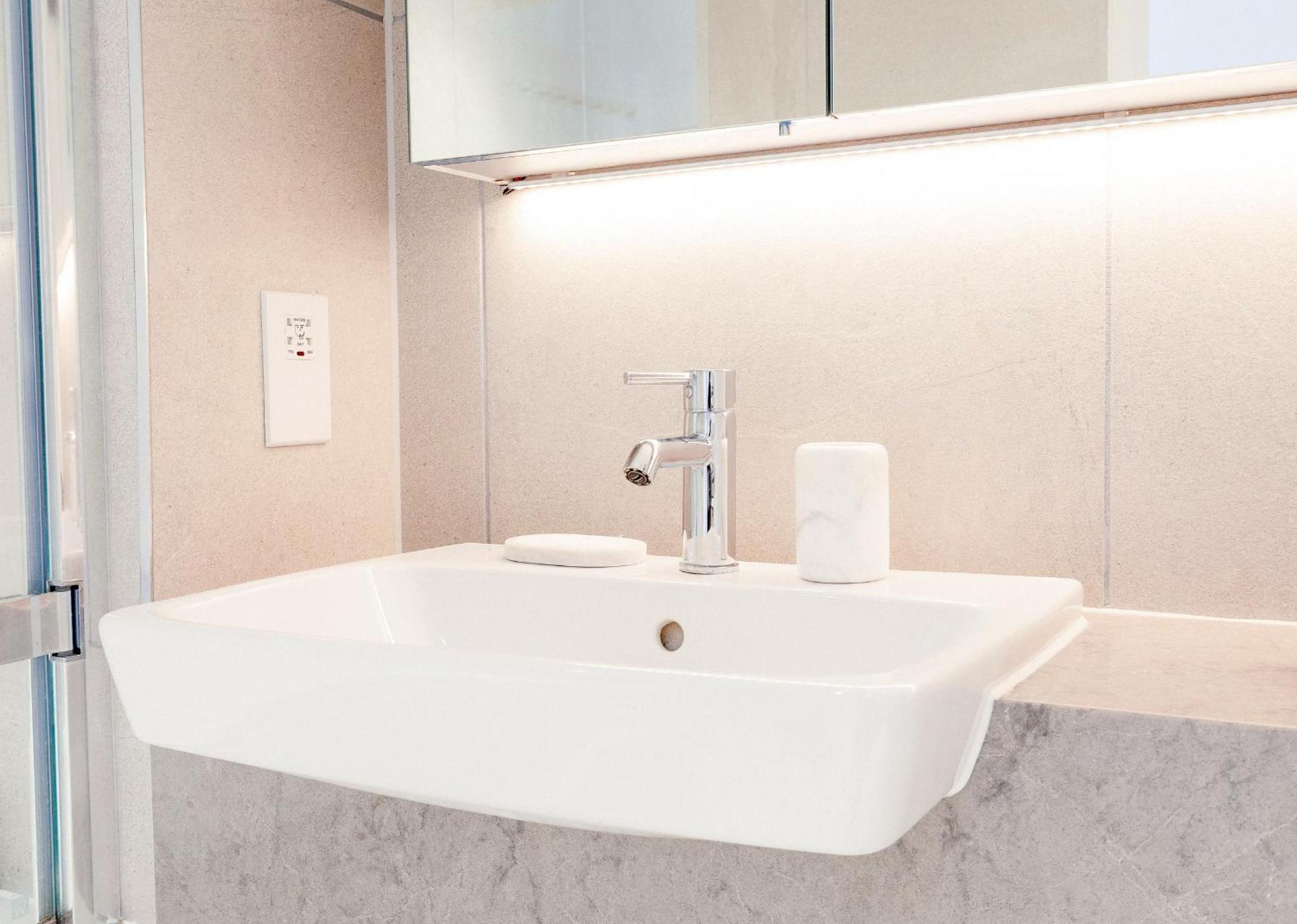 New Large 4 Bedroom & 3 Bathroom Flat Near Angel Station In Zone 1 For Max 13 Guests Londen