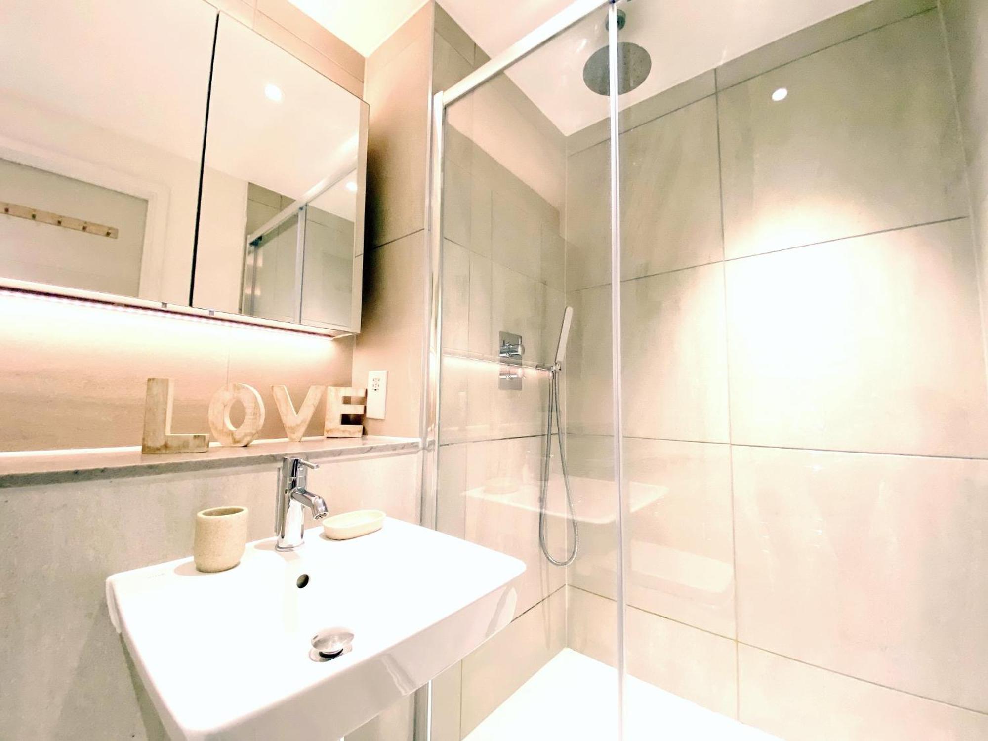 New Large 4 Bedroom & 3 Bathroom Flat Near Angel Station In Zone 1 For Max 13 Guests Appartement *