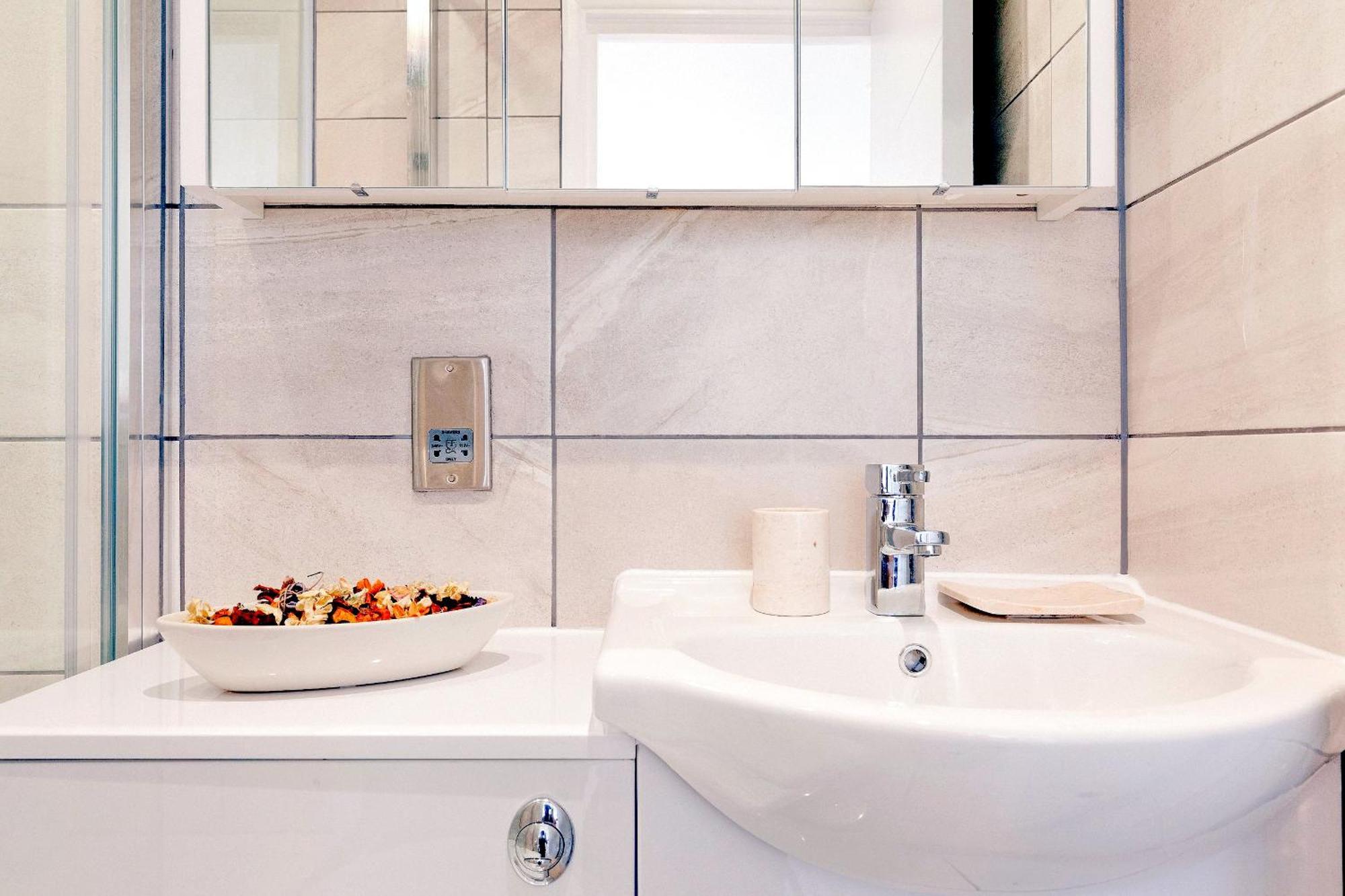 New Large 4 Bedroom & 3 Bathroom Flat Near Angel Station In Zone 1 For Max 13 Guests Londen