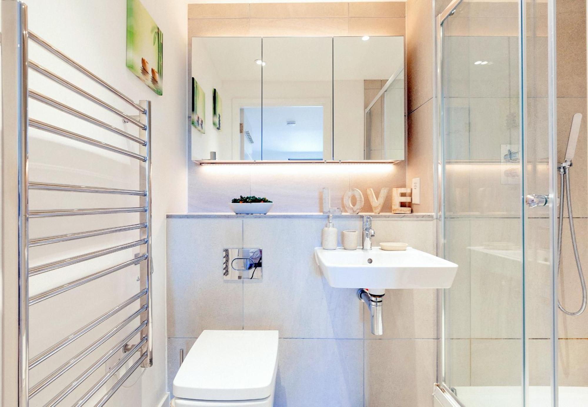 New Large 4 Bedroom & 3 Bathroom Flat Near Angel Station In Zone 1 For Max 13 Guests * Londen