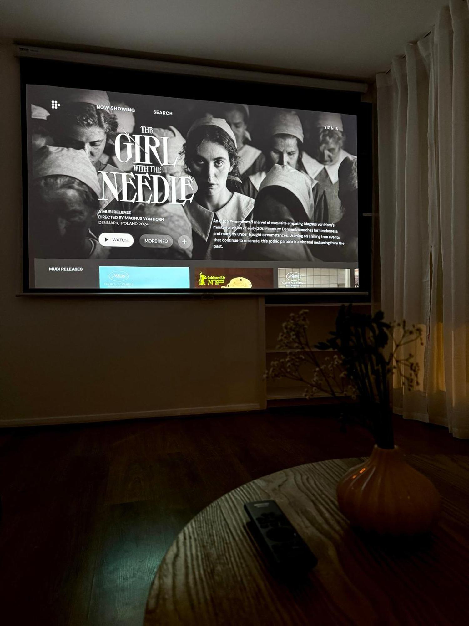 Chic Marble Arch With 100 Inch Cinema & Premium Mattress, By The Design Traveller Londres