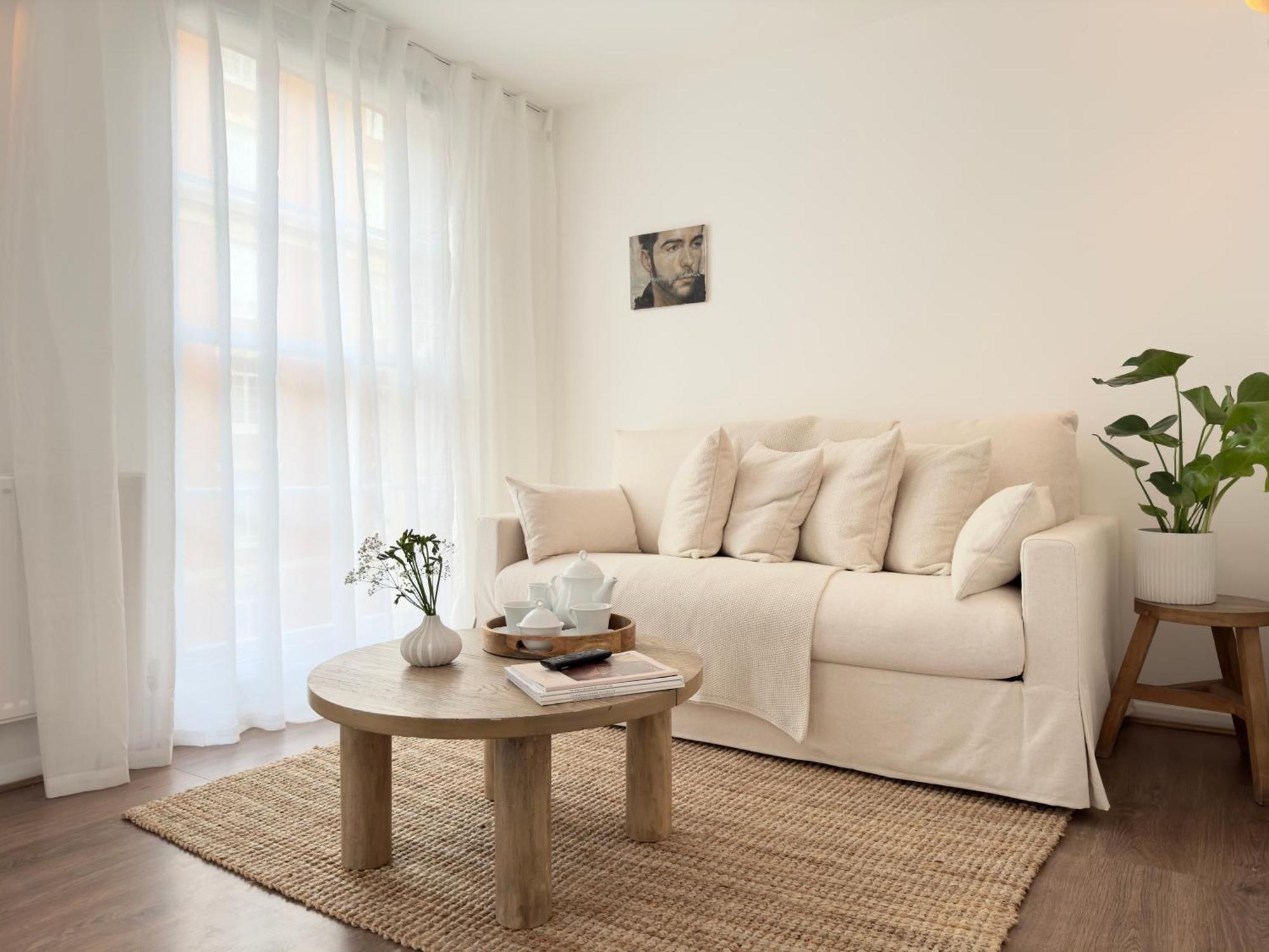 Chic Marble Arch With 100 Inch Cinema & Premium Mattress, By The Design Traveller * Londres
