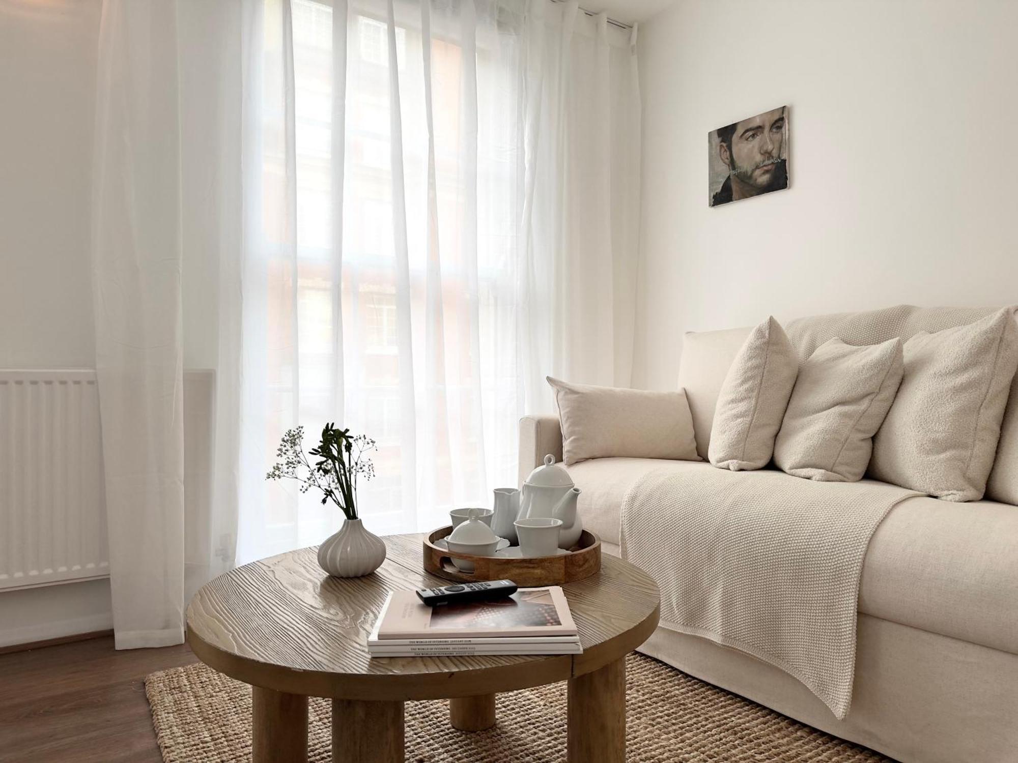 Chic Marble Arch With 100 Inch Cinema & Premium Mattress, By The Design Traveller Apartamento Londres