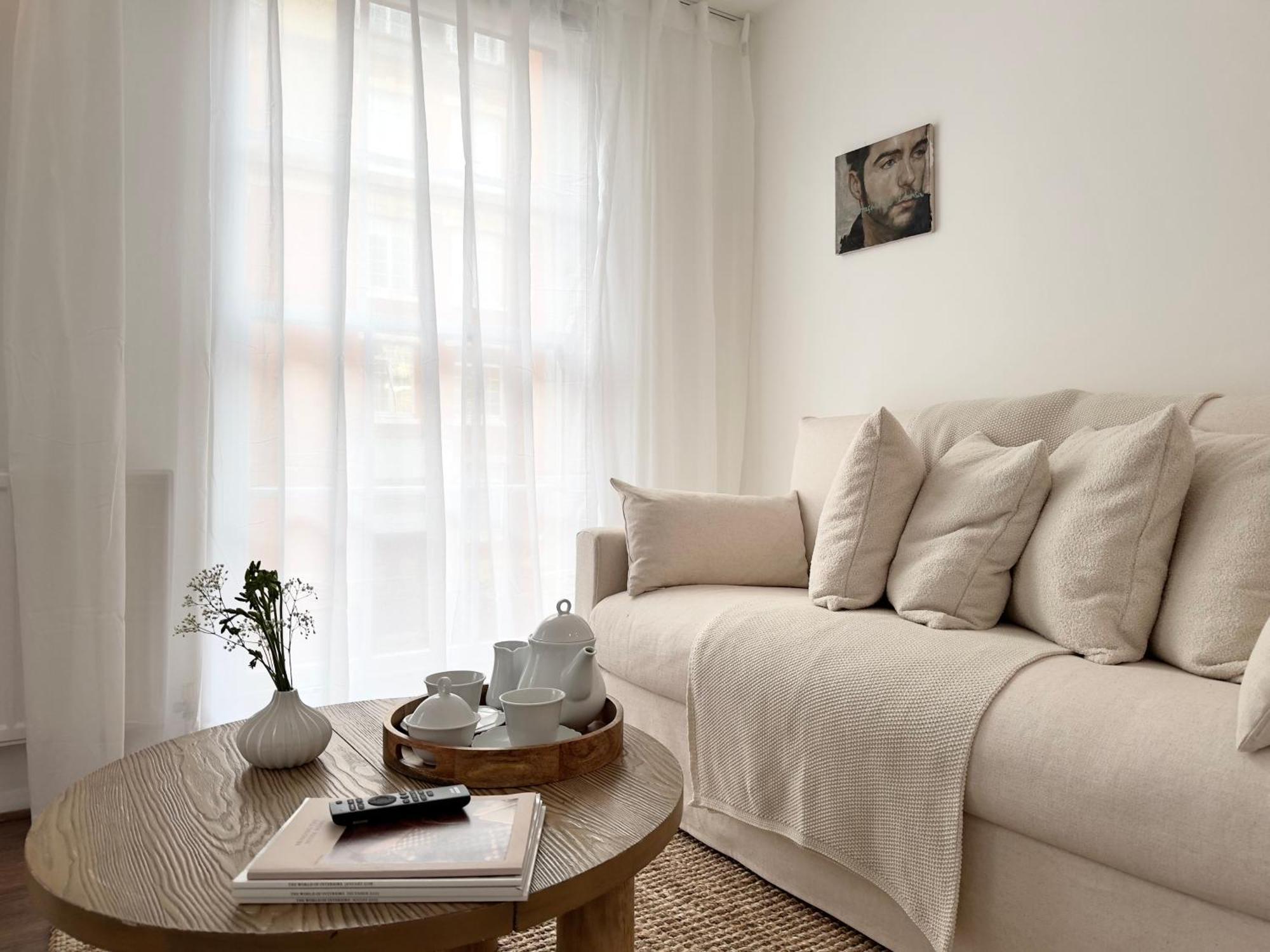 Chic Marble Arch With 100 Inch Cinema & Premium Mattress, By The Design Traveller Apartment