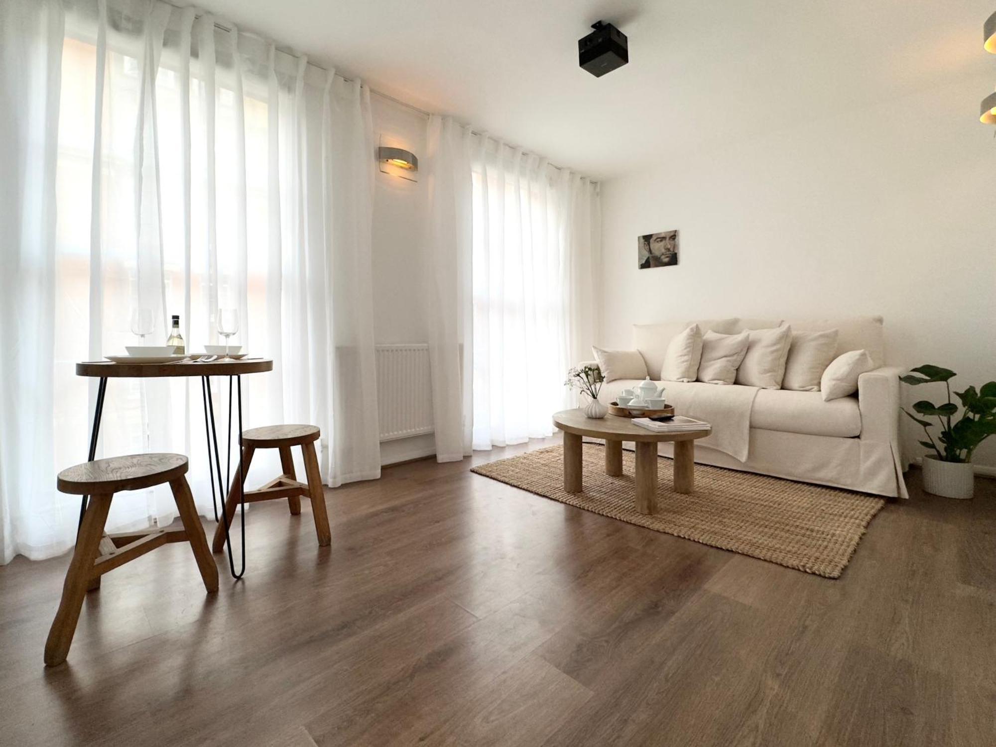 Chic Marble Arch With 100 Inch Cinema & Premium Mattress, By The Design Traveller Apartment London