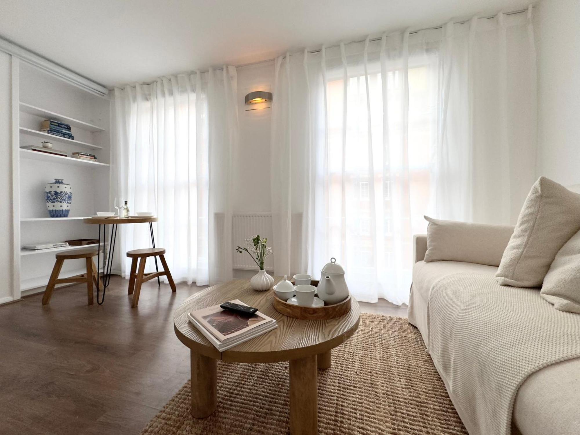 Chic Marble Arch With 100 Inch Cinema & Premium Mattress, By The Design Traveller London