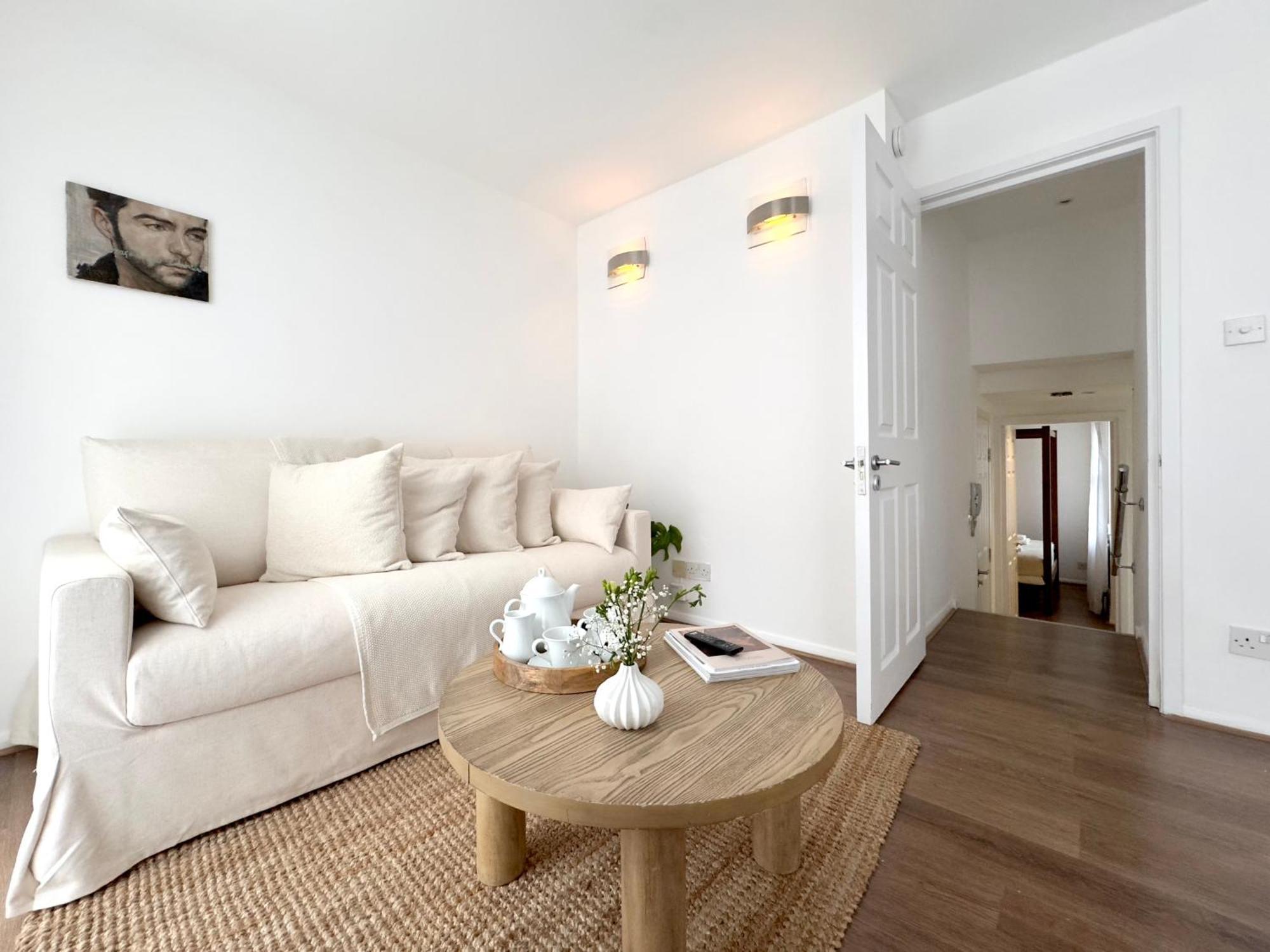 Chic Marble Arch With 100 Inch Cinema & Premium Mattress, By The Design Traveller * Londres