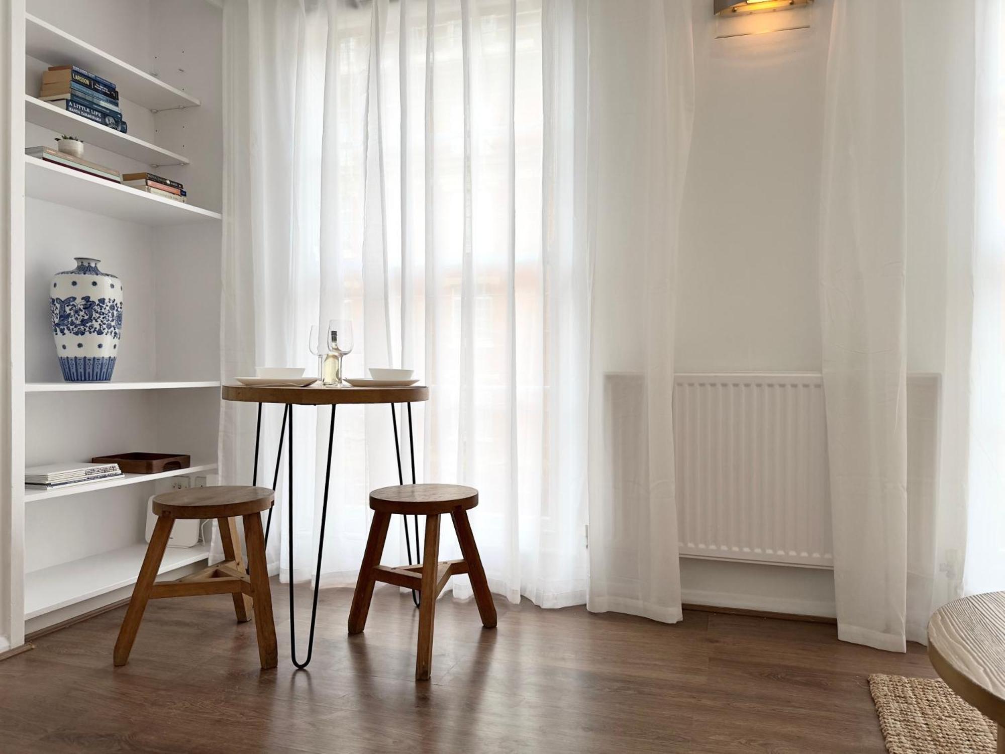 Chic Marble Arch With 100 Inch Cinema & Premium Mattress, By The Design Traveller Apartment