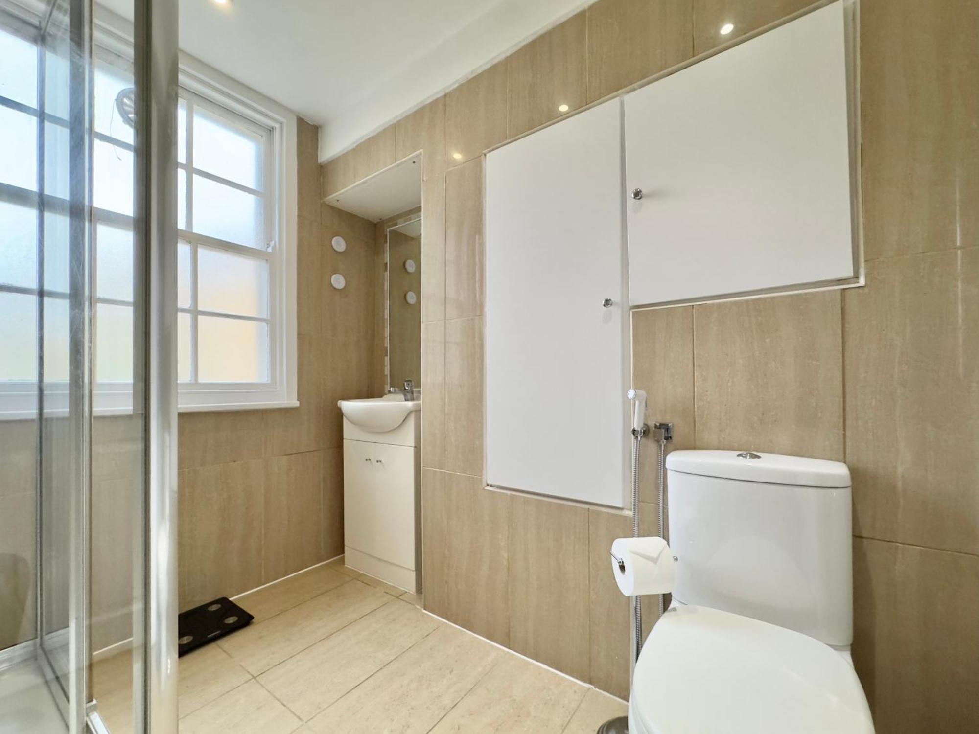 Chic Marble Arch With 100 Inch Cinema & Premium Mattress, By The Design Traveller Apartment *