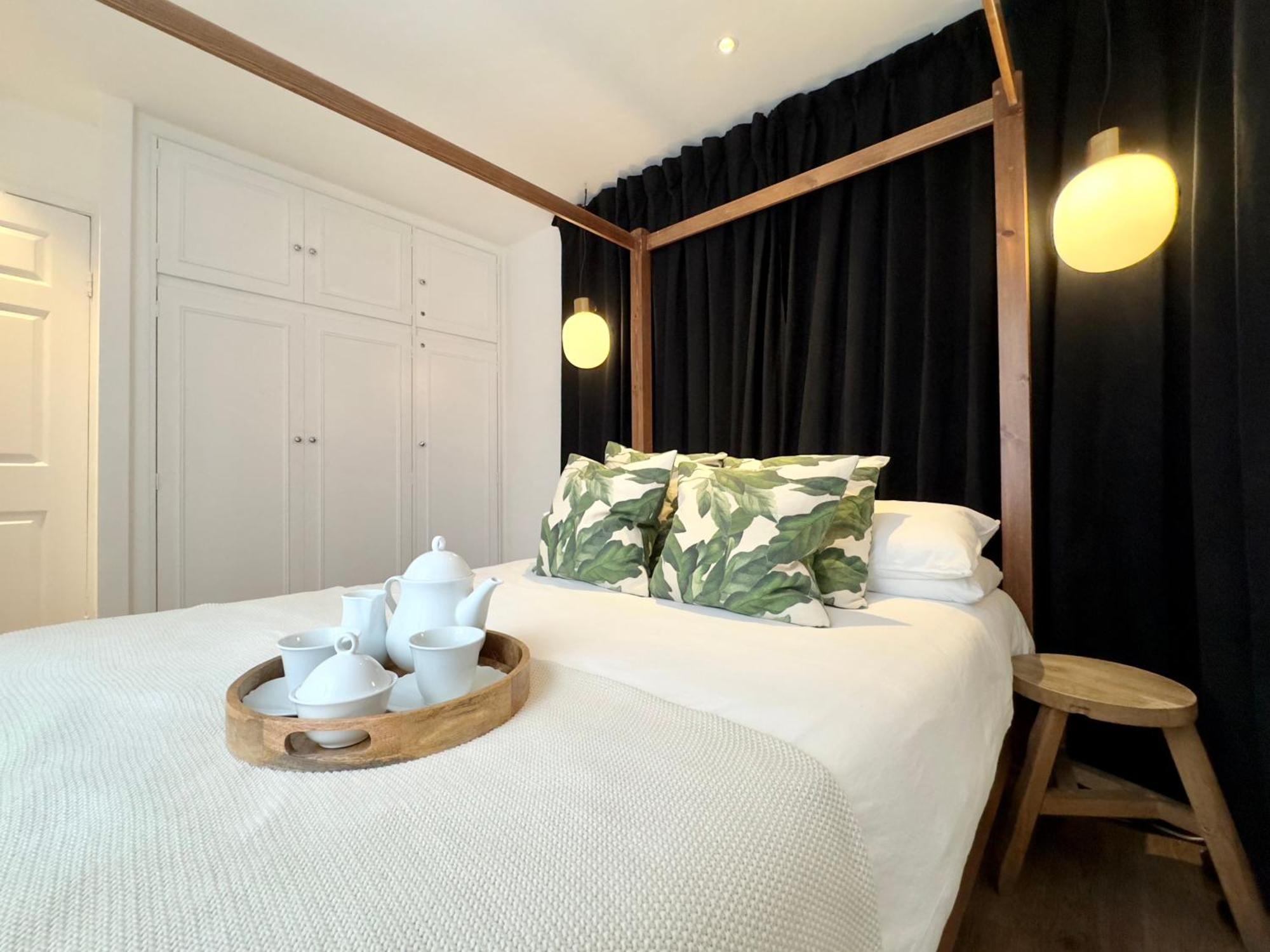 Chic Marble Arch With 100 Inch Cinema & Premium Mattress, By The Design Traveller Apartment London