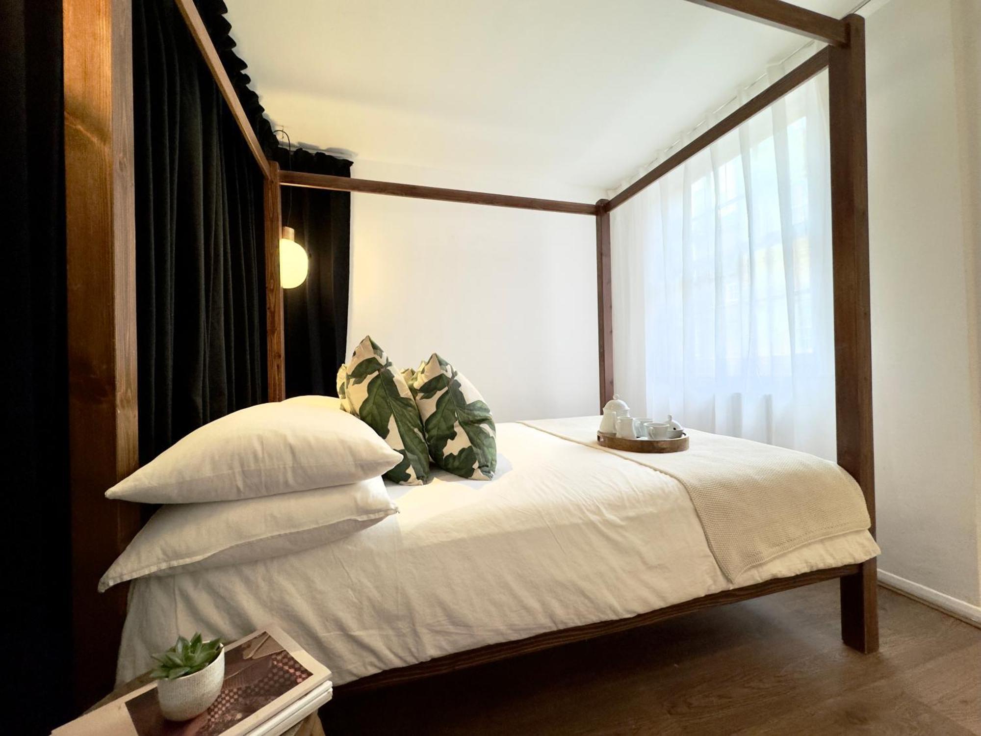 Chic Marble Arch With 100 Inch Cinema & Premium Mattress, By The Design Traveller Londres