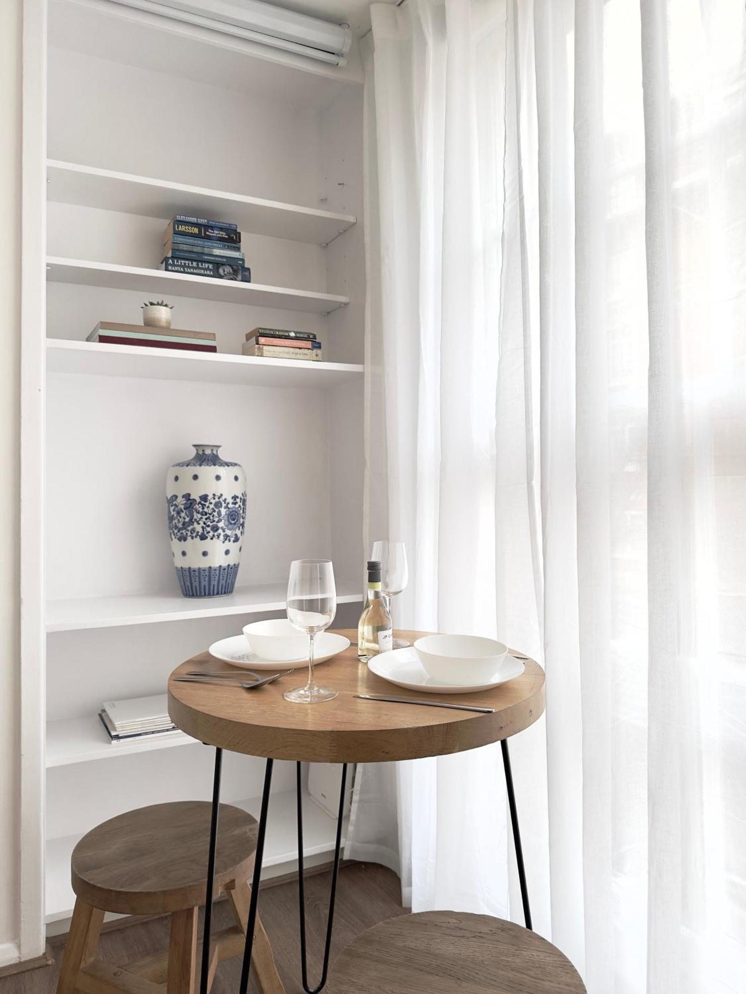 Apartment Chic Marble Arch With 100 Inch Cinema & Premium Mattress, By The Design Traveller