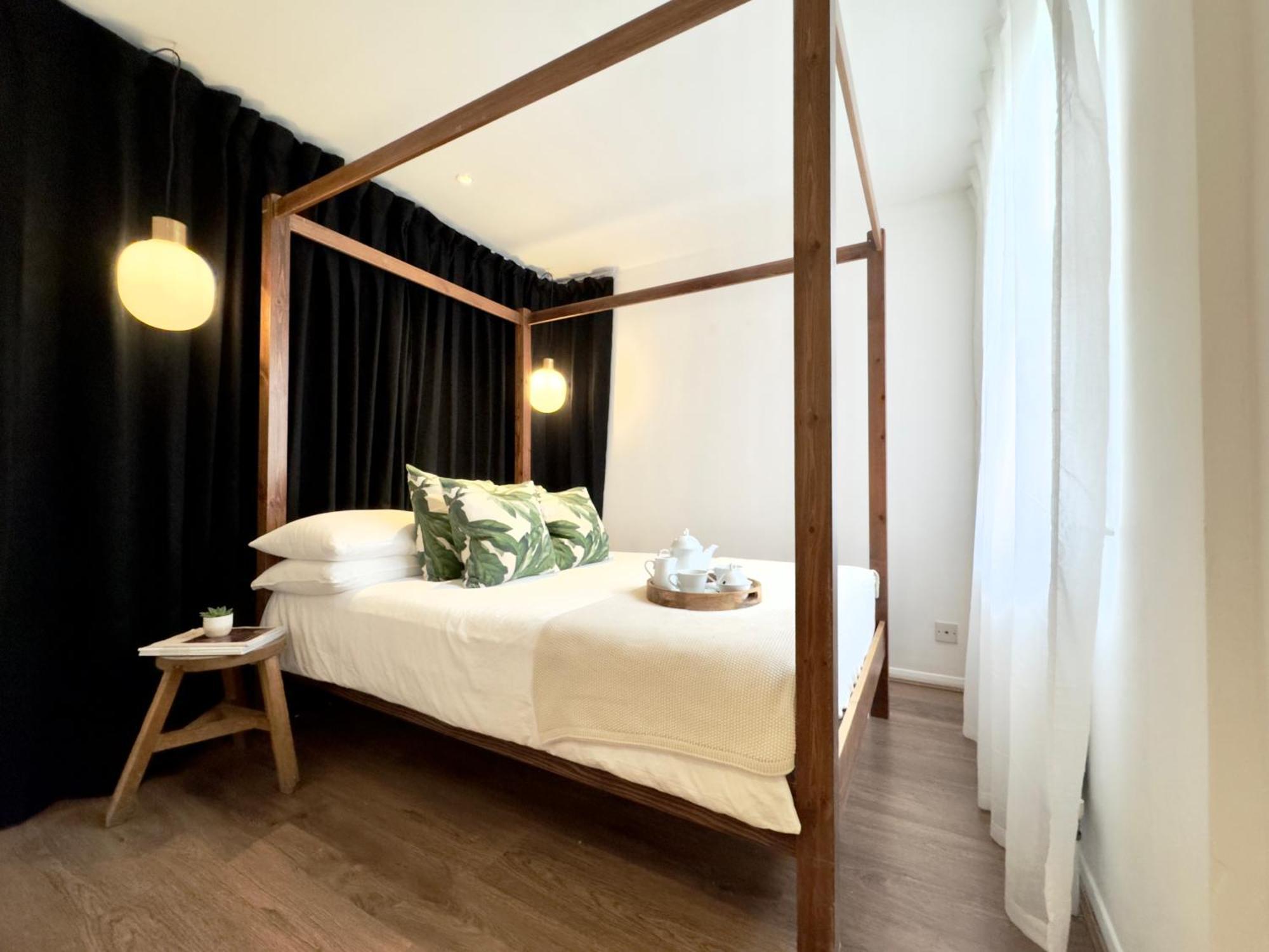 Chic Marble Arch With 100 Inch Cinema & Premium Mattress, By The Design Traveller Apartment London