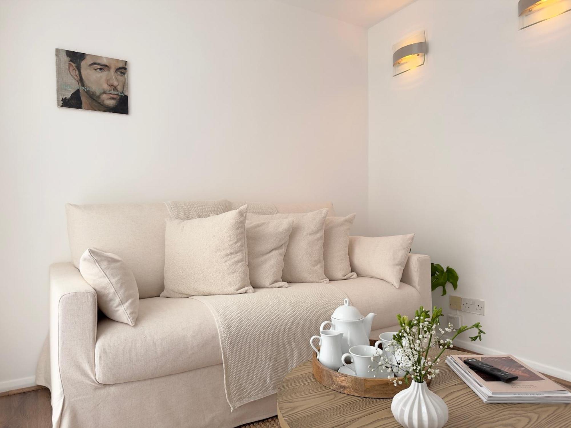 Chic Marble Arch With 100 Inch Cinema & Premium Mattress, By The Design Traveller * London