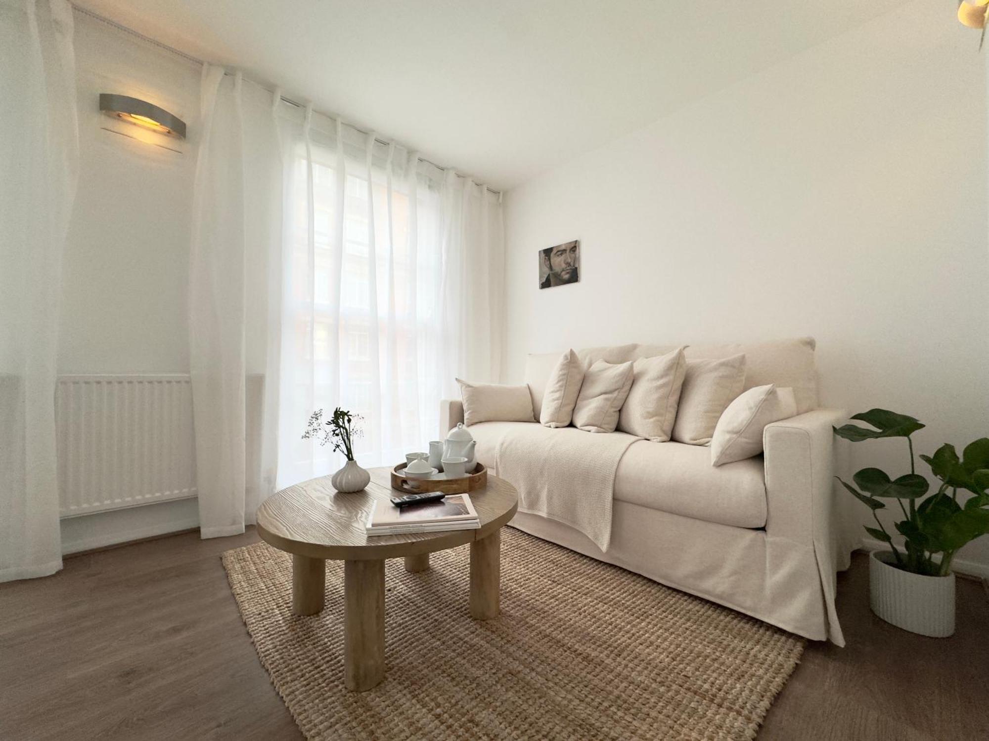 Chic Marble Arch With 100 Inch Cinema & Premium Mattress, By The Design Traveller Apartment *
