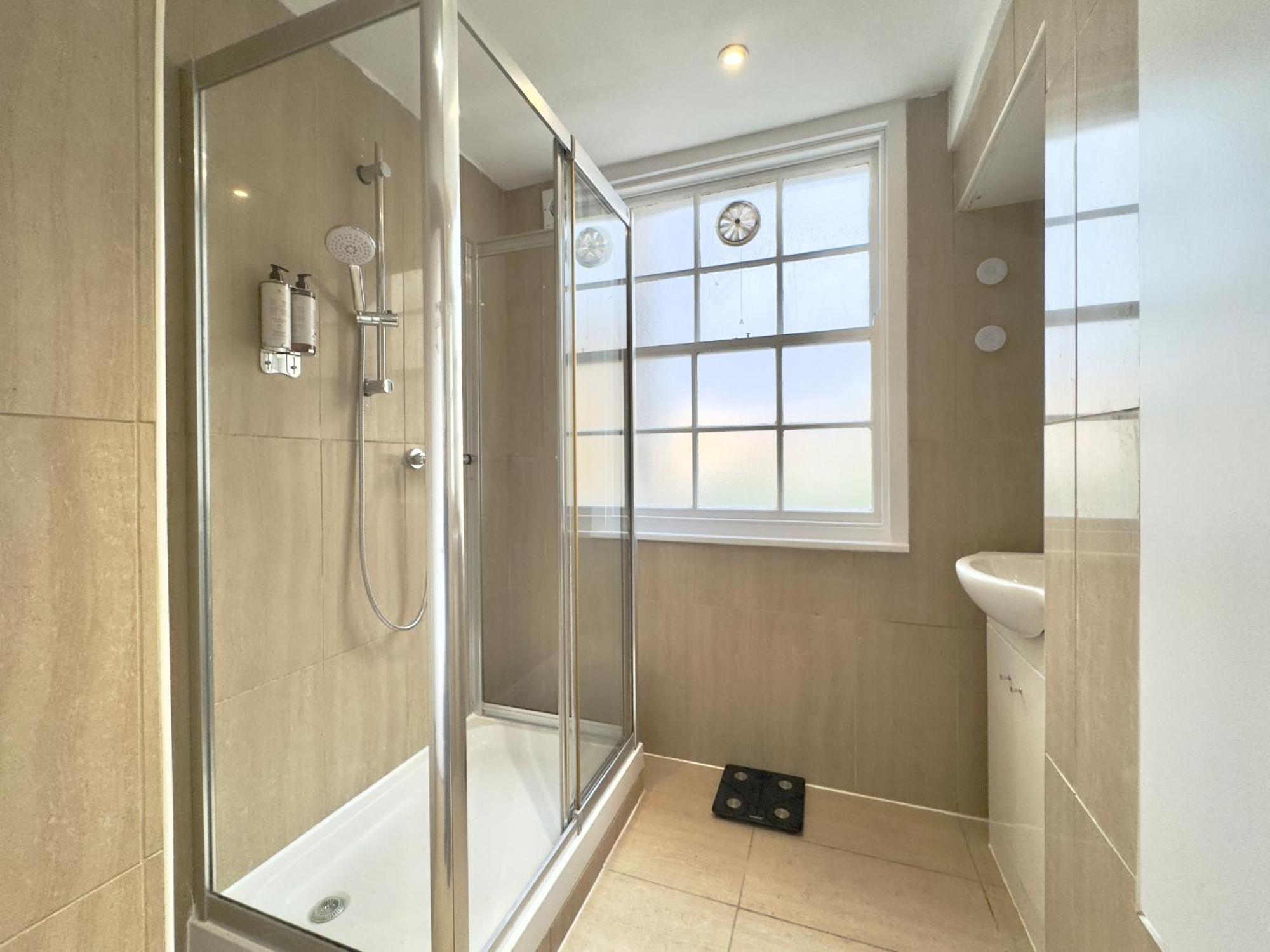 Chic Marble Arch With 100 Inch Cinema & Premium Mattress, By The Design Traveller Londres
