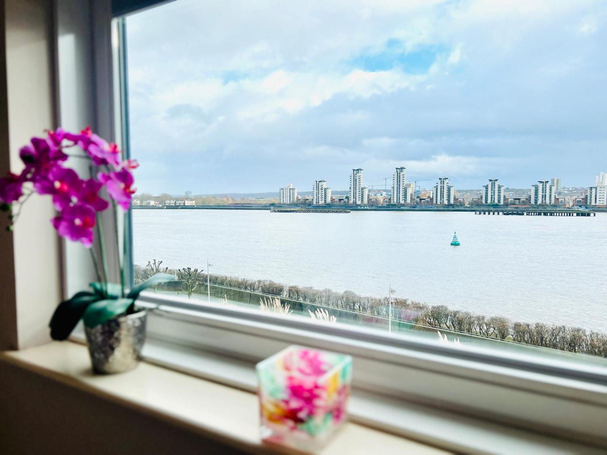 Apartment Stunning 2 Bed River View Gogh Experience