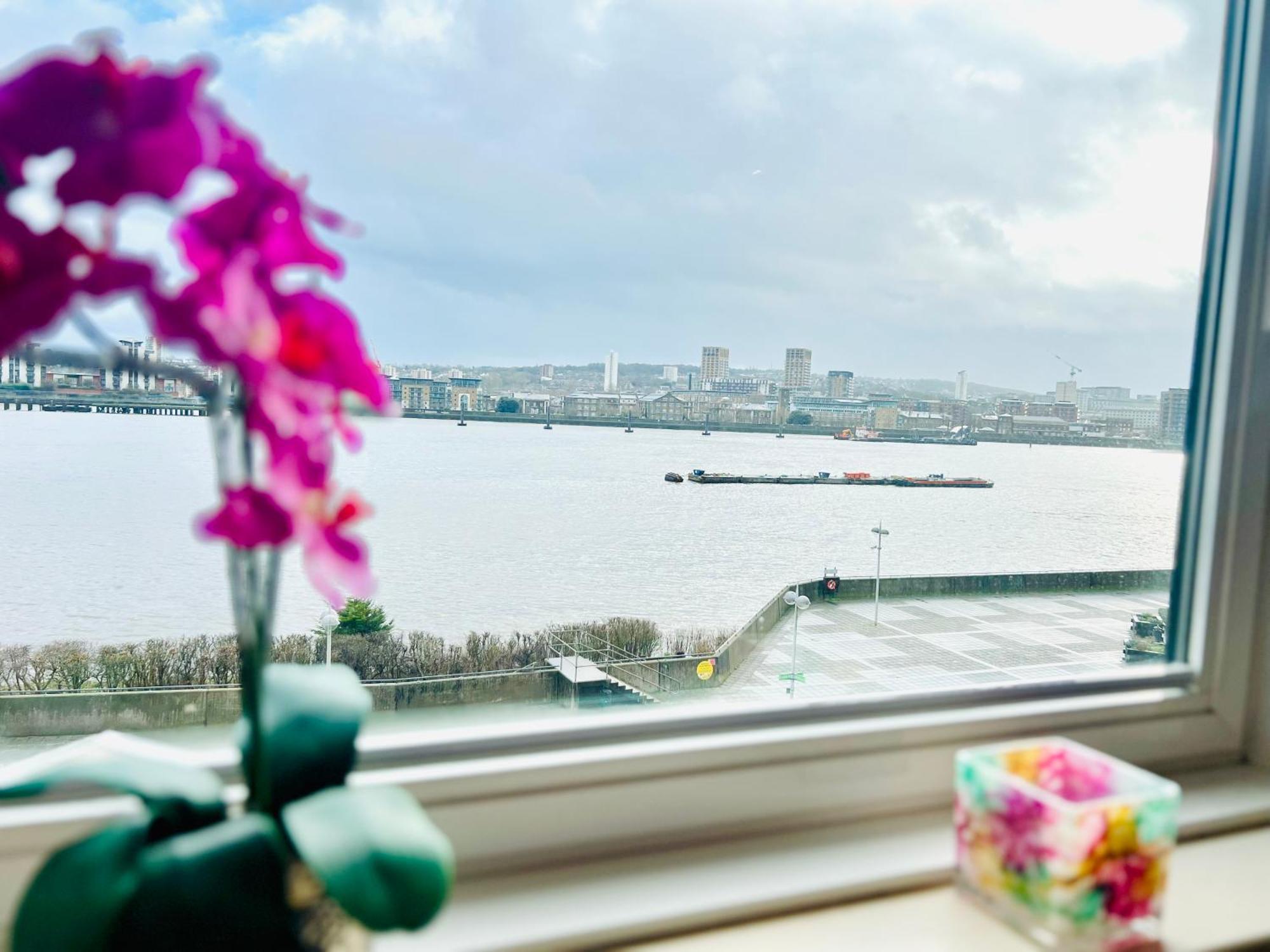 Stunning 2 Bed River View Gogh Experience Apartment London
