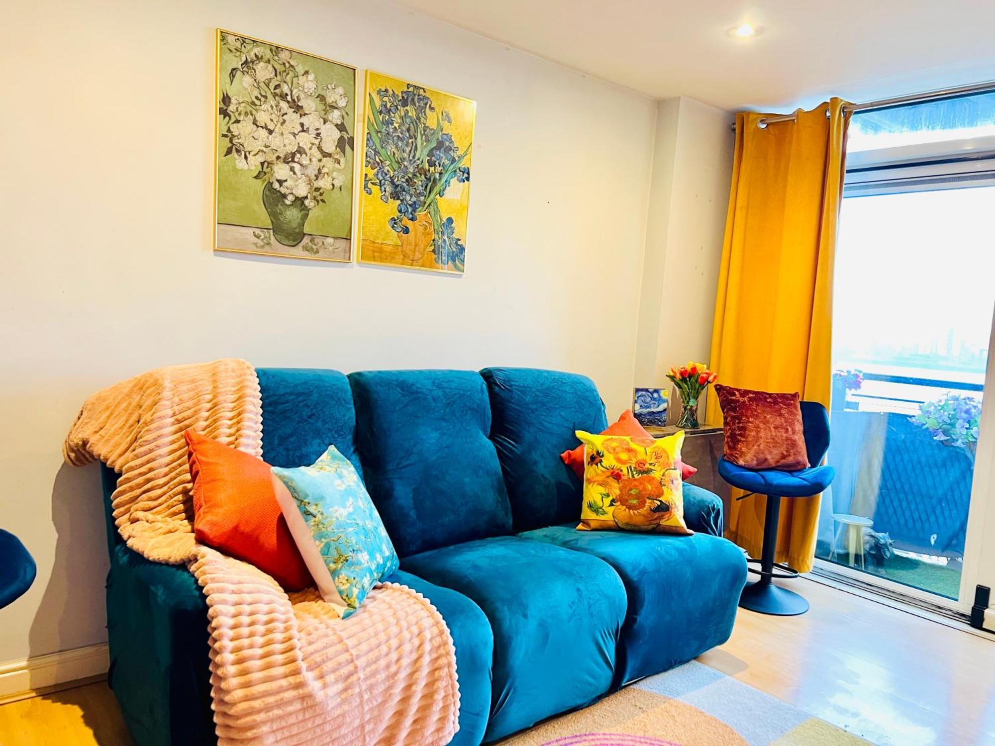 Stunning 2 Bed River View Gogh Experience Apartment *