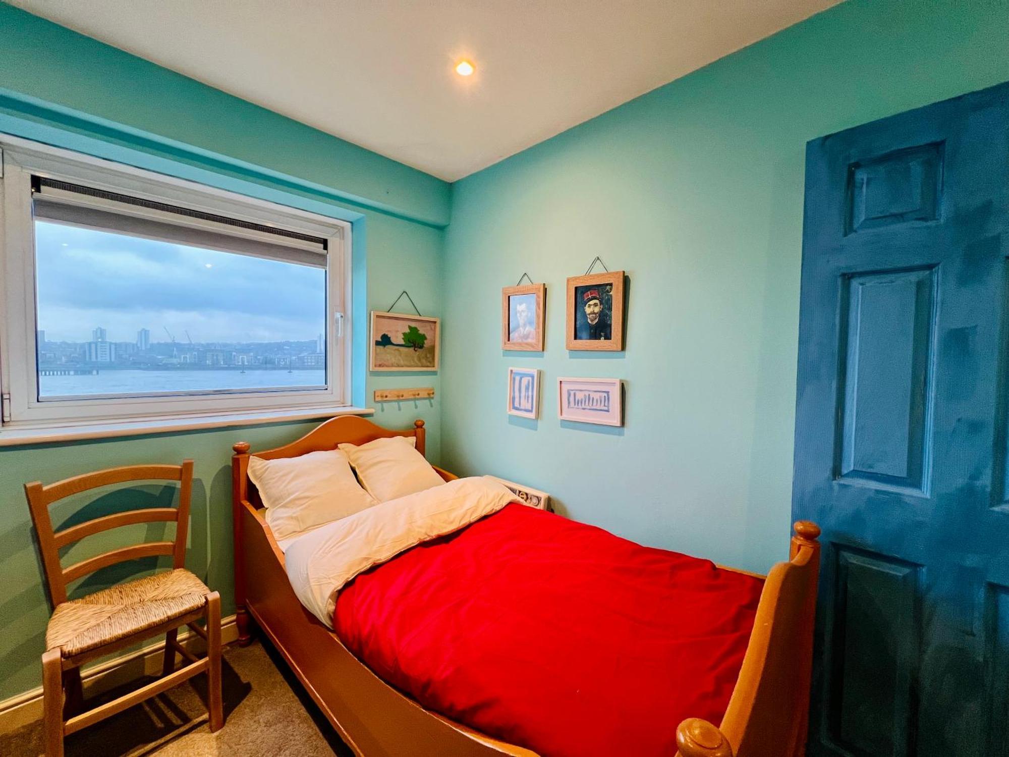 Stunning 2 Bed River View Gogh Experience Apartment