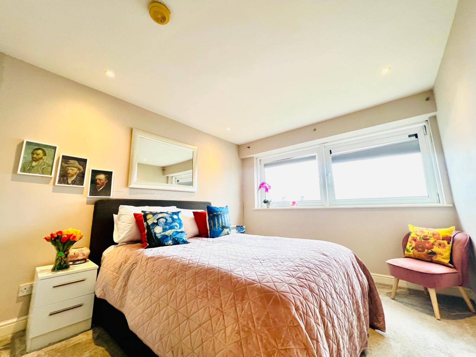 Stunning 2 Bed River View Gogh Experience Apartment