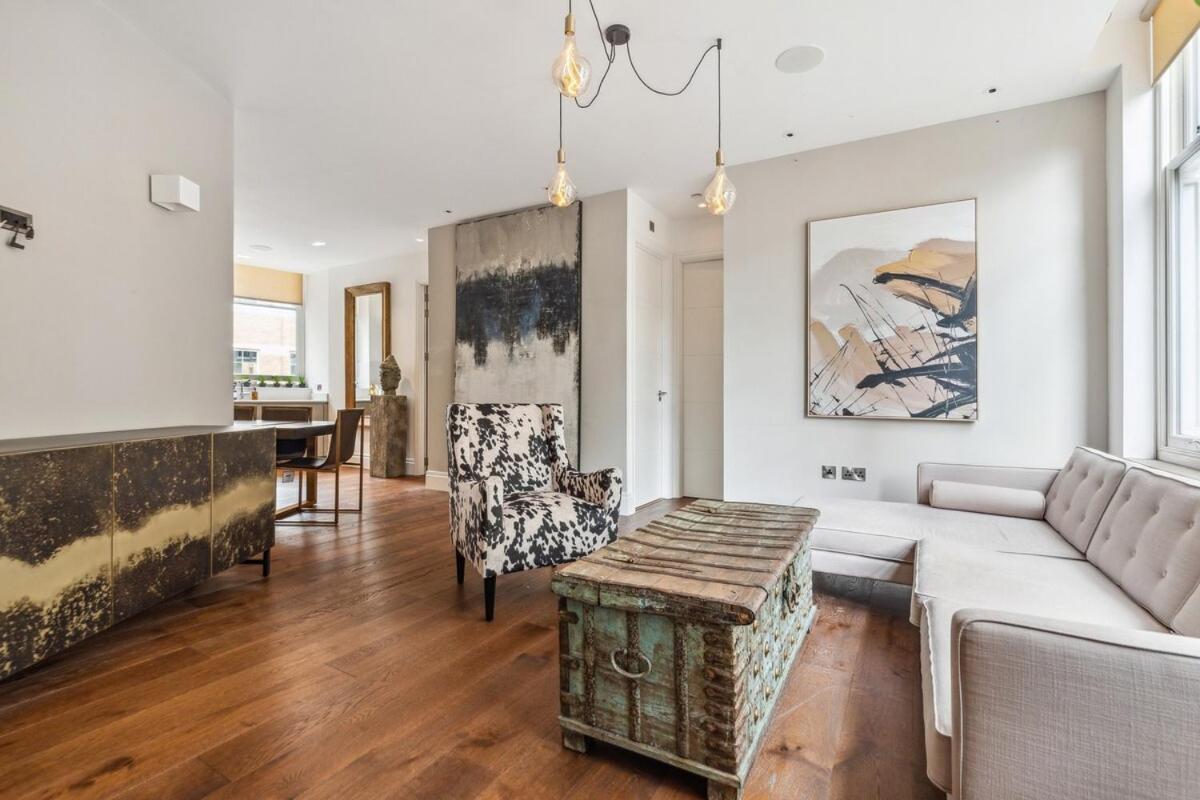 Elegant In St Pauls With Modern Comforts Apartment