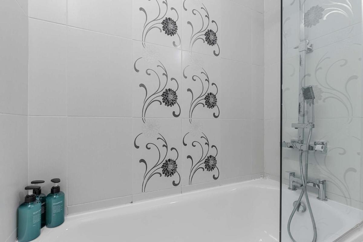 Modern Comfort In Prime Location Apartamento