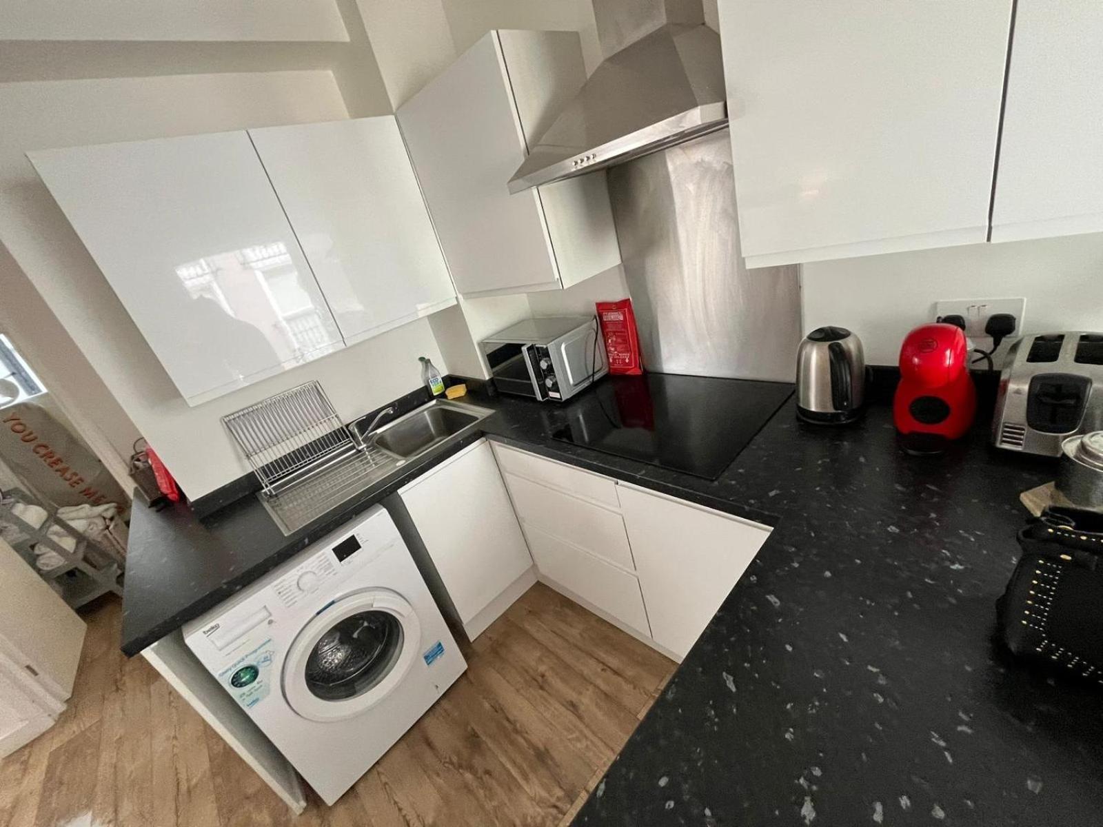 Modern In Popular South Kensington Location *