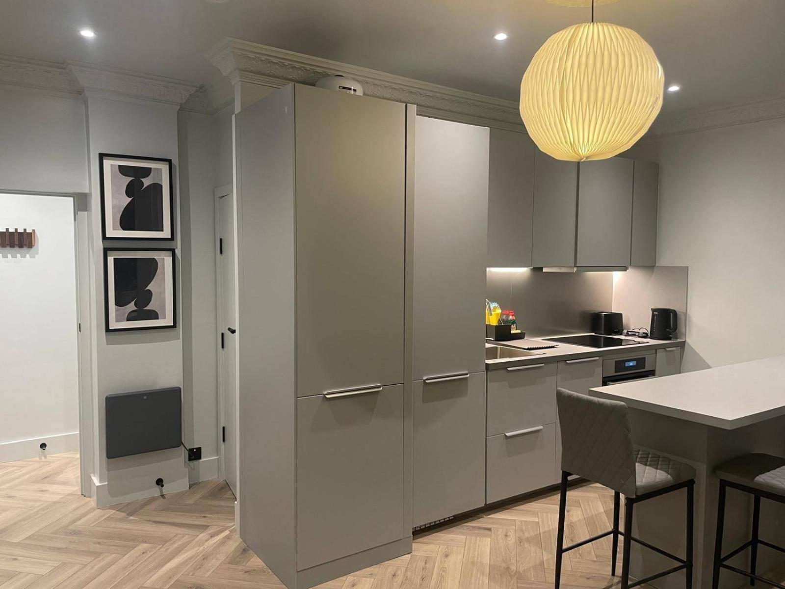 Nw119sg-modernapt-2guests-2br-1minhighstreet Apartment London