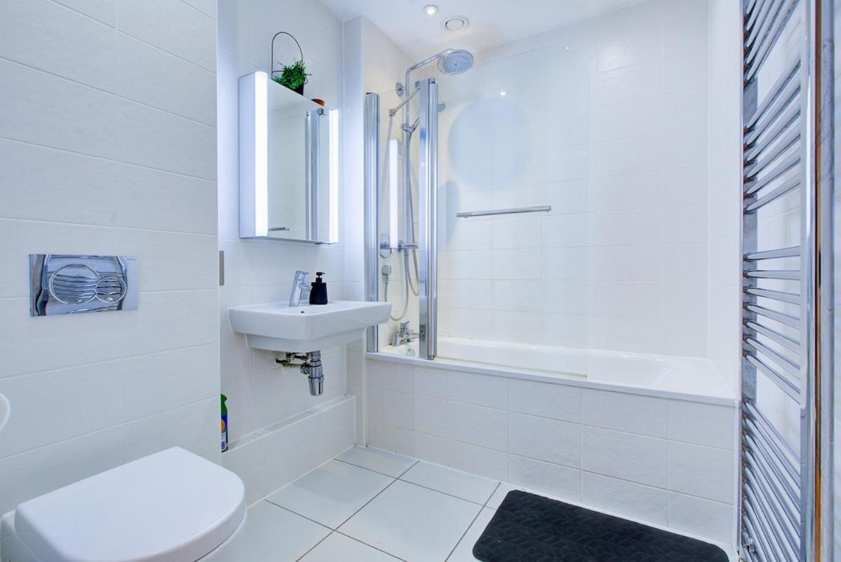 Modern 1-bed Entire Apartment, Zone 2 * Londen