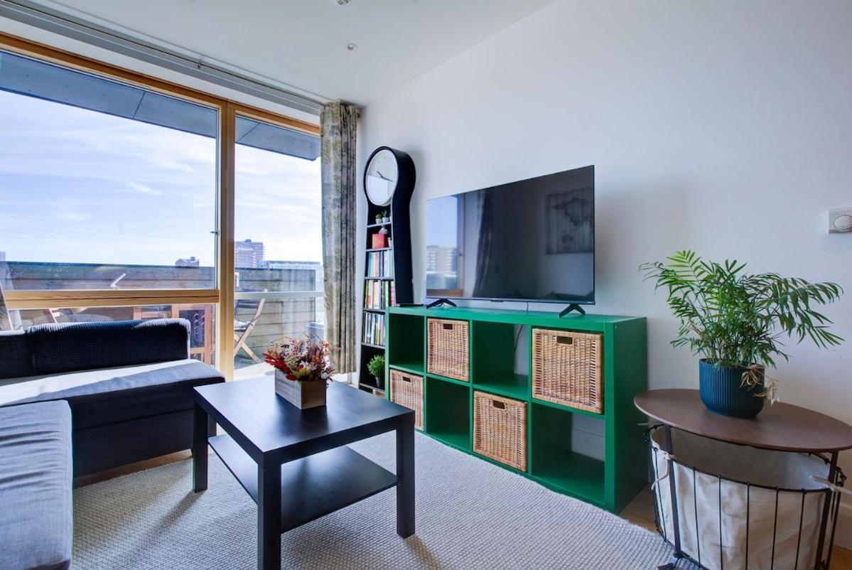 Modern 1-bed Entire Apartment, Zone 2 * Londen