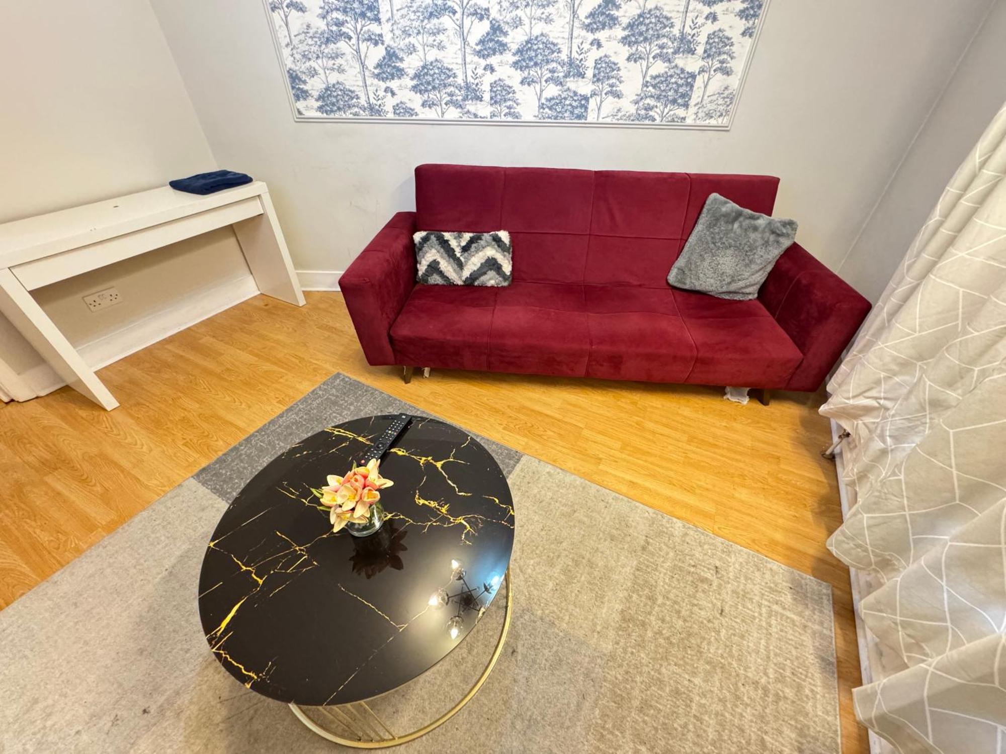 Cozy Two Bedroom In * London