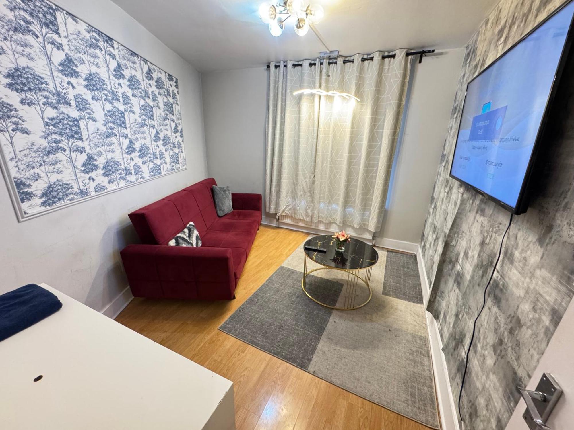 Cozy Two Bedroom In Apartment *