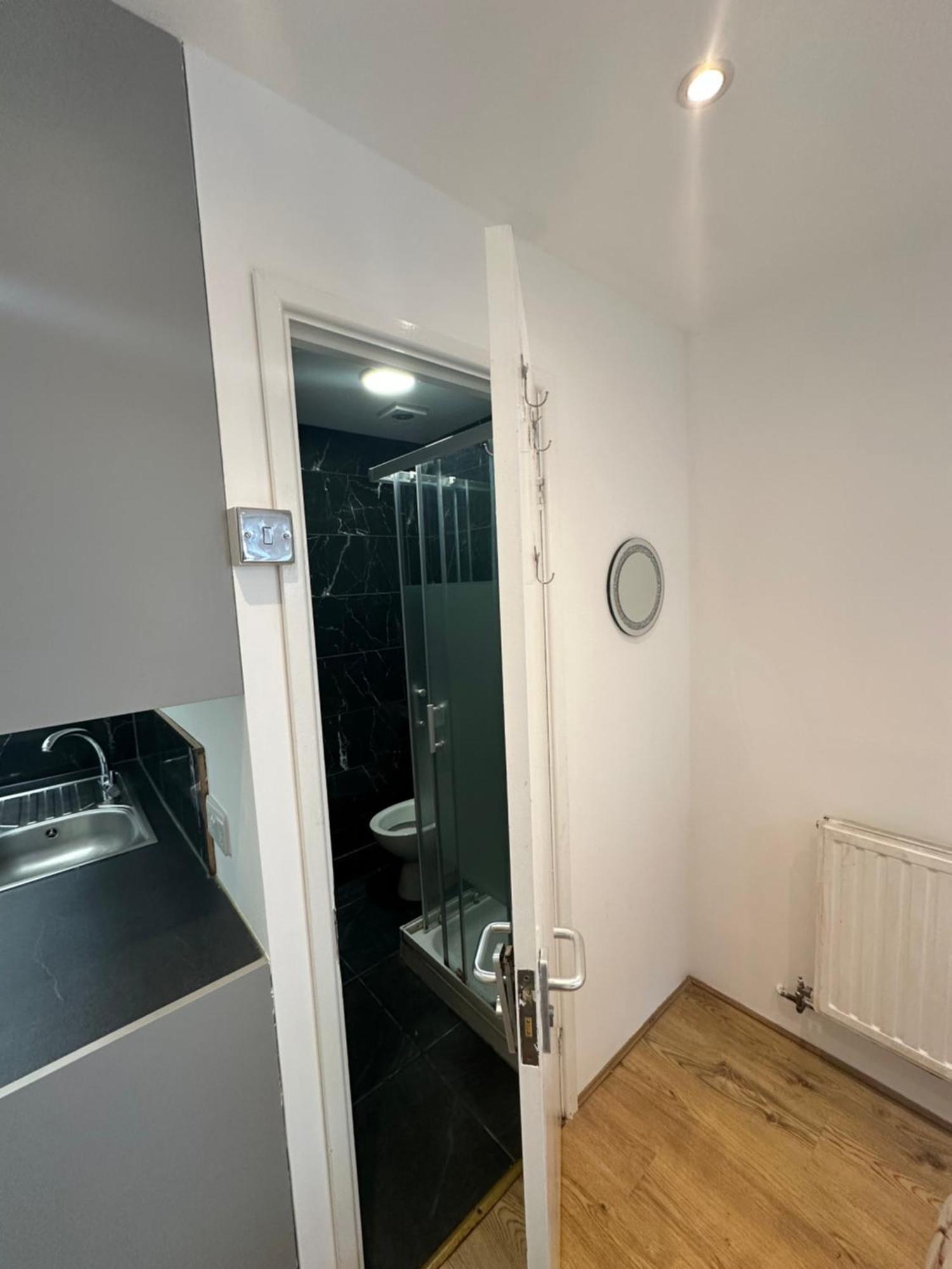 Ensuite Double Near Excel Apartment *